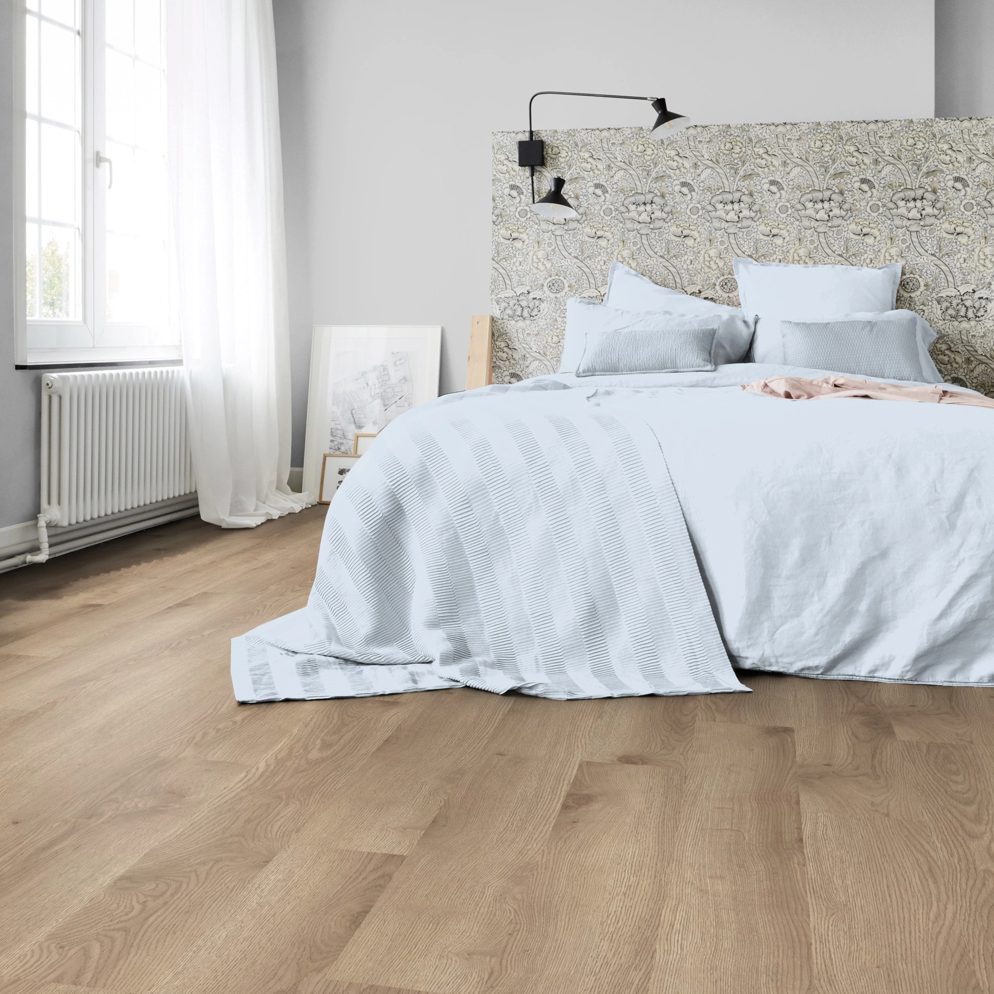 Milieubild Schlafzimmer in Stadtwohnung - Tarkett Klebe-Vinyl iD Inspiration 30 CLASSICS Contemporary Oak Natural Milieubild Schlafzimmer in Stadtwohnung - Tarkett 24524019