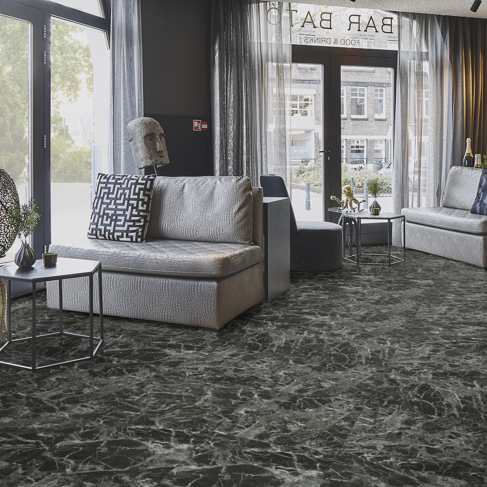 Milieubild Lounge in Hotelbar - Forbo Flooring Klebe-Vinyl Allura Dryback 0.55 Material Forest Marble Milieubild Lounge in Hotelbar - Forbo Flooring 243646