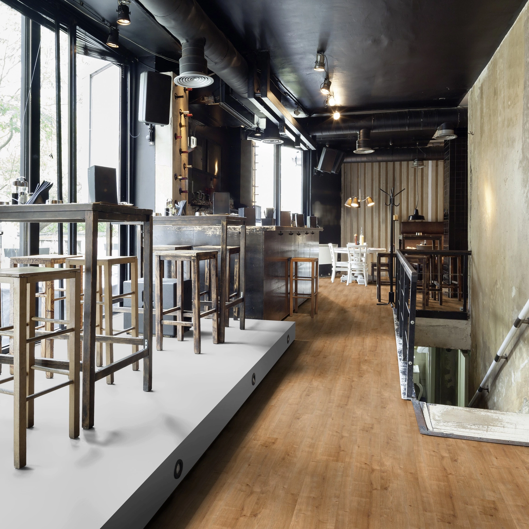 Milieubild Restaurant - Bar mit Tischen und Hockern - wineo HDF Klick-Bioboden PURLINE wineo 1200 wood XXL Hello Martha Milieubild Restaurant - Bar mit Tischen und Hockern - wineo MLP076R