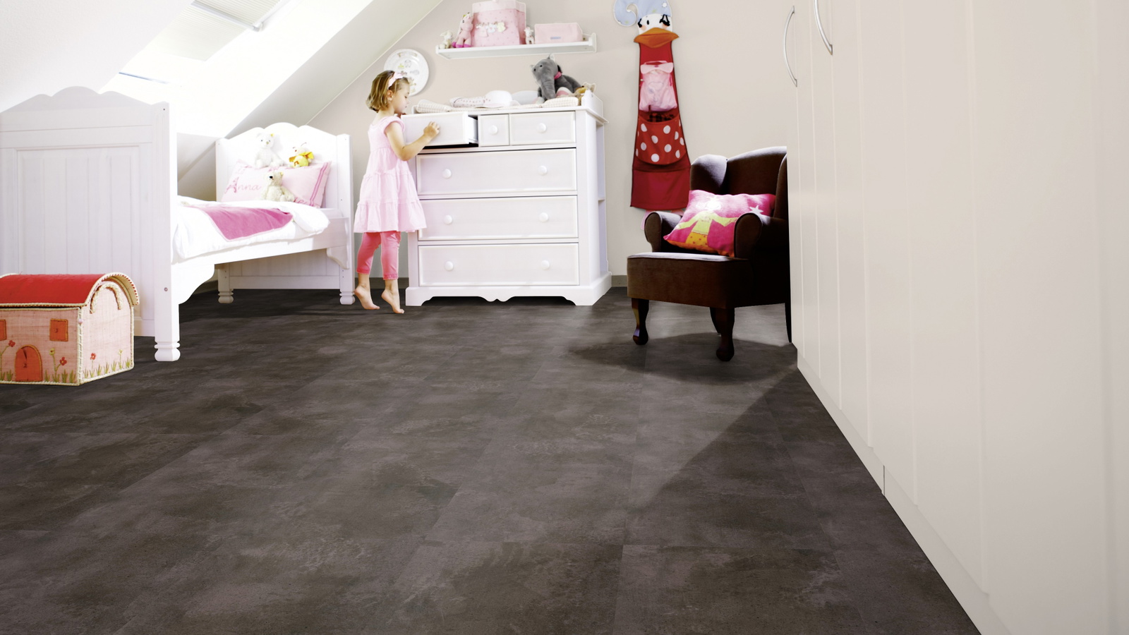 Milieubild Kinderzimmer mit weißer Kommode - wineo PL320R