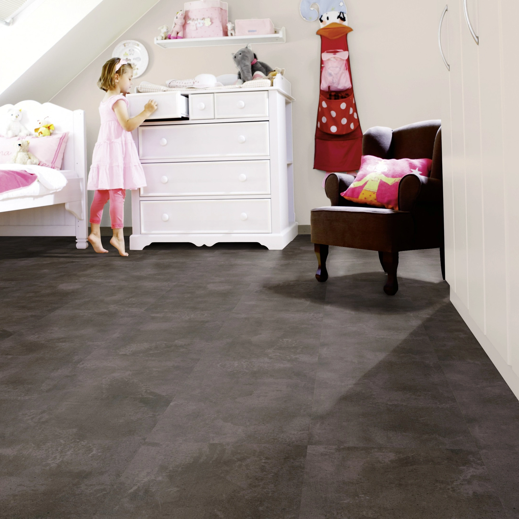 Milieubild Kinderzimmer mit weißer Kommode - wineo Klebe-Bioboden PURLINE wineo 1000 stone L Urban Concrete Dark Milieubild Kinderzimmer mit weißer Kommode - wineo PL320R