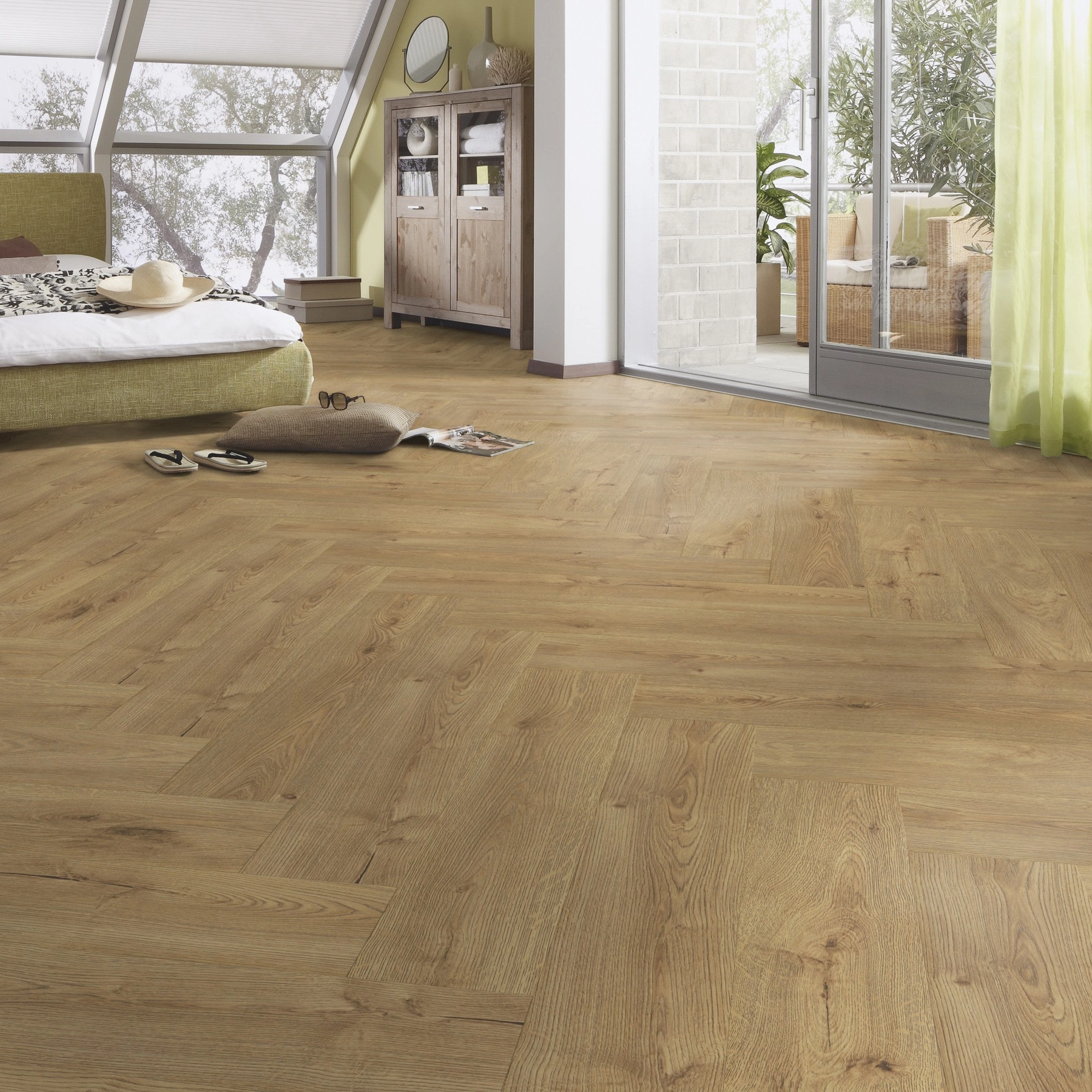 Milieubild Schlafzimmer im modernen Dachgeschoss - MEISTER Laminat LS 350 Eiche Champagner Milieubild Schlafzimmer im modernen Dachgeschoss - MEISTER 600001-0840168-07001