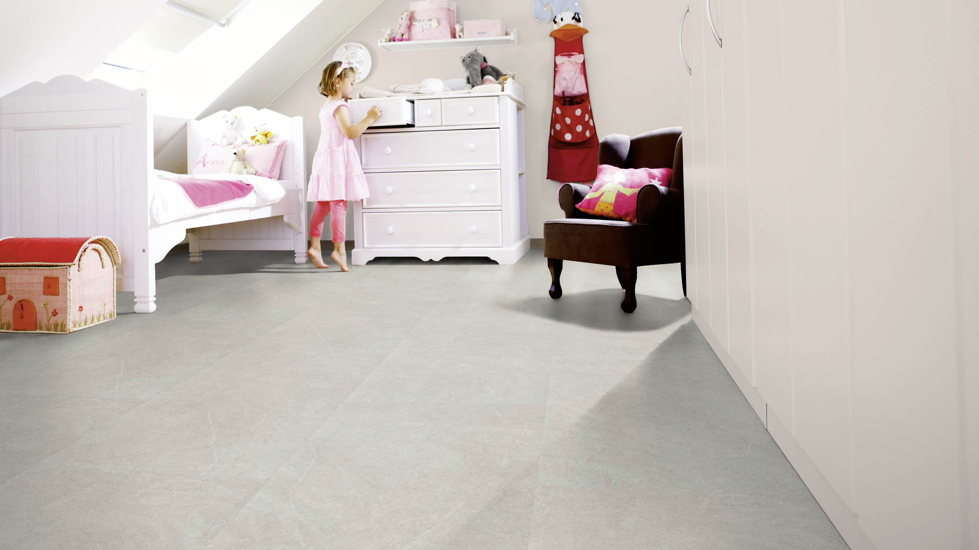 Milieubild Kinderzimmer mit weißer Kommode - wineo Klebe-Bioboden PURLINE wineo 1500 stone XL Serene Marble Light Milieubild Kinderzimmer mit weißer Kommode - wineo PL15409SXL