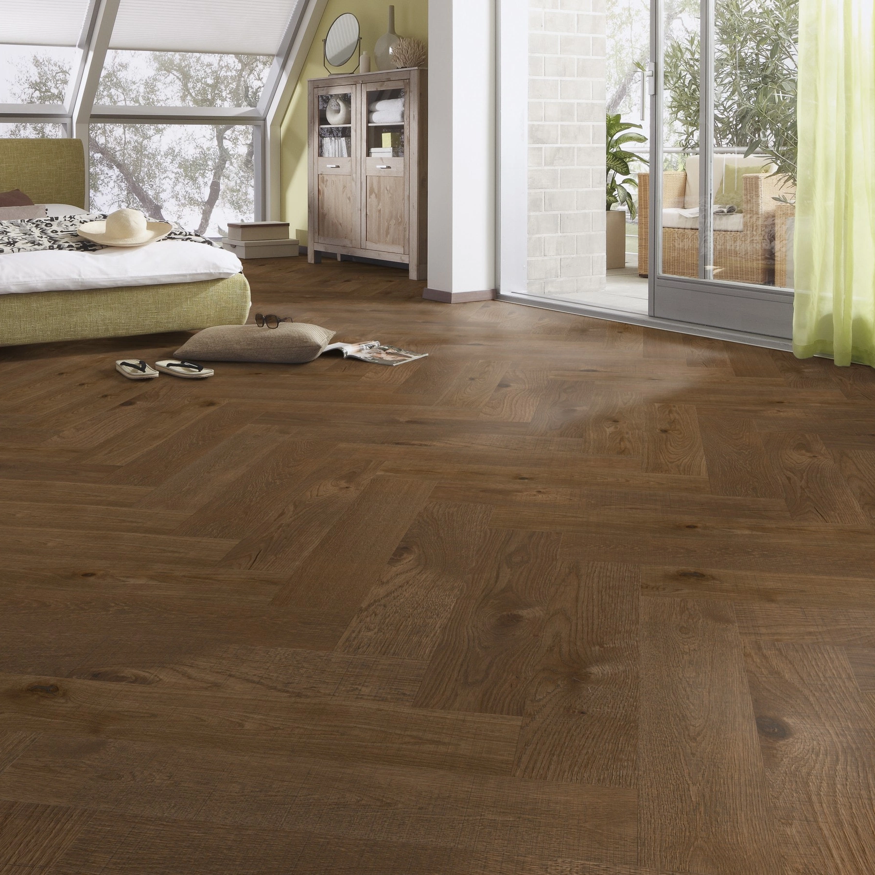 Milieubild Schlafzimmer im modernen Dachgeschoss - MEISTER Holzboden HS 500 Lindura Eiche classic olivgrau Milieubild Schlafzimmer im modernen Dachgeschoss - MEISTER 500010-0700140-08926