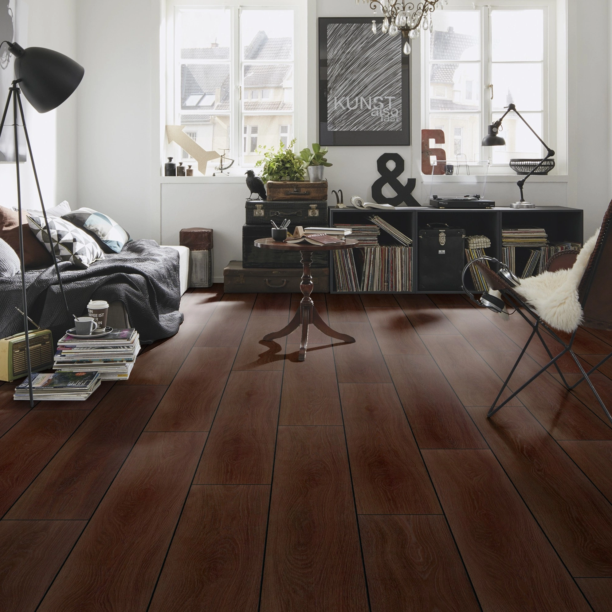 Milieubild Kompaktes Wohnzimmer mit Bücherregal - wineo Klick-Bioboden PURLINE wineo 1000 wood XL Calm Oak Mocca Milieubild Kompaktes Wohnzimmer mit Bücherregal - wineo PLC307R