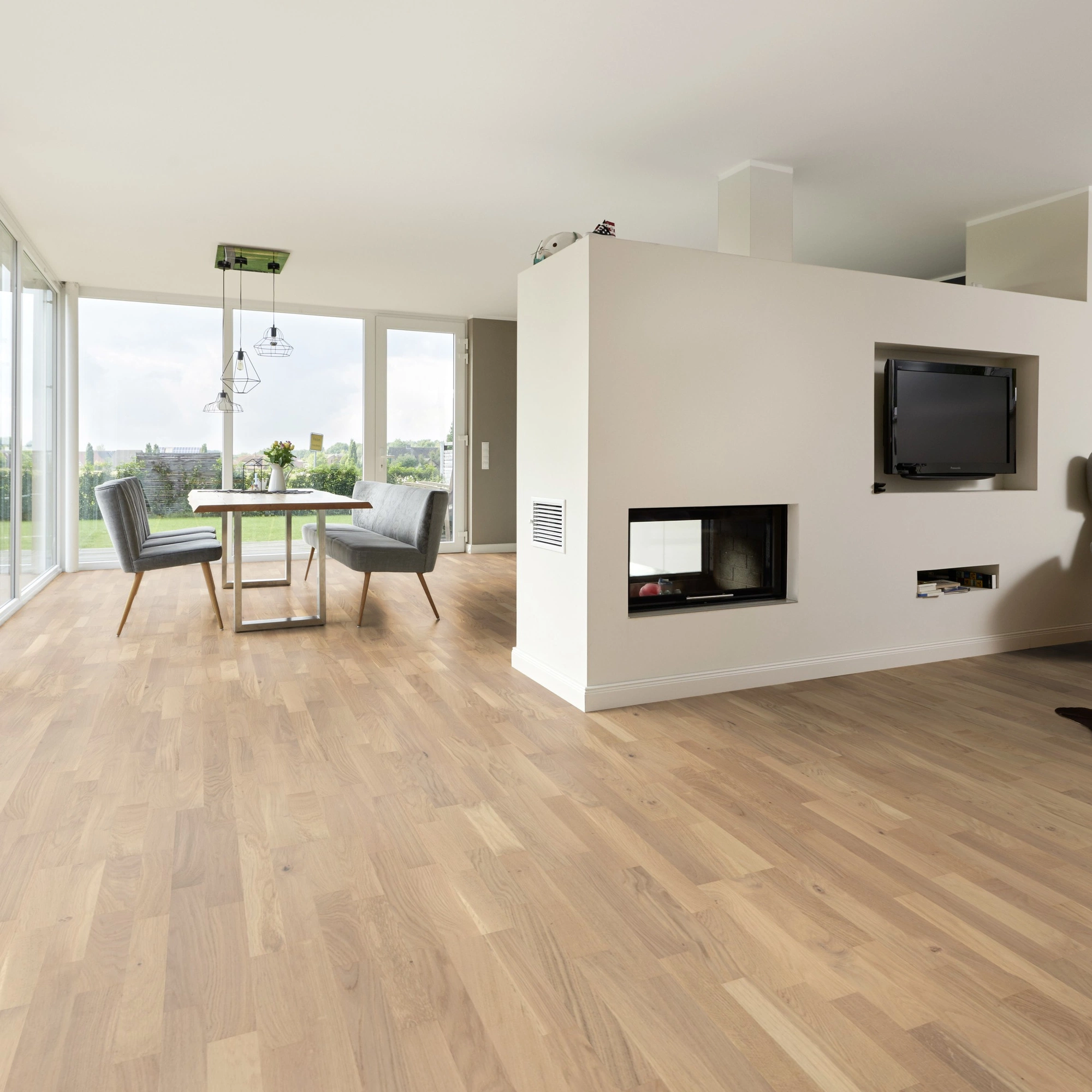 Milieubild Wohnzimmer mit Essbereich und Kamin - ter Hürne Parkett Tailored Collection Eiche Sauvignon Milieubild Wohnzimmer mit Essbereich und Kamin - ter Hürne 1101312504