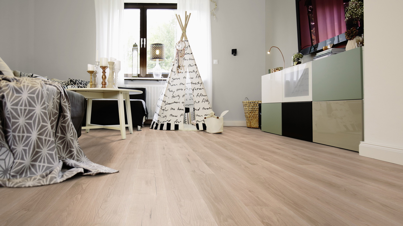Milieubild Wohnzimmer mit Sideboard und Fernseher - wineo PLC298R