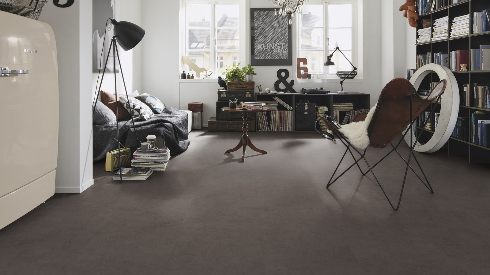 Milieubild Kompaktes Wohnzimmer mit Bücherregal - wineo PL118R