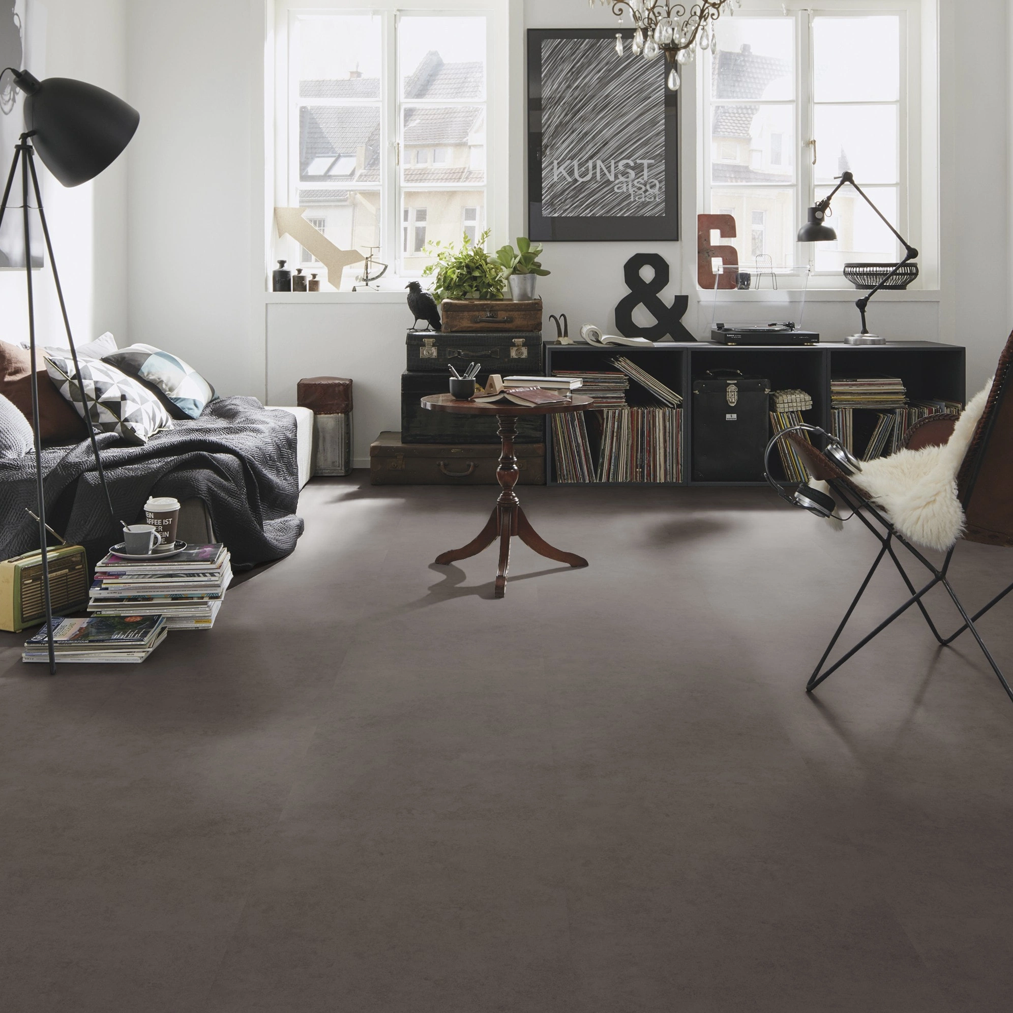 Milieubild Kompaktes Wohnzimmer mit Bücherregal - wineo Klebe-Bioboden PURLINE wineo 1200 stone XL Presenting Karl Milieubild Kompaktes Wohnzimmer mit Bücherregal - wineo PL118R