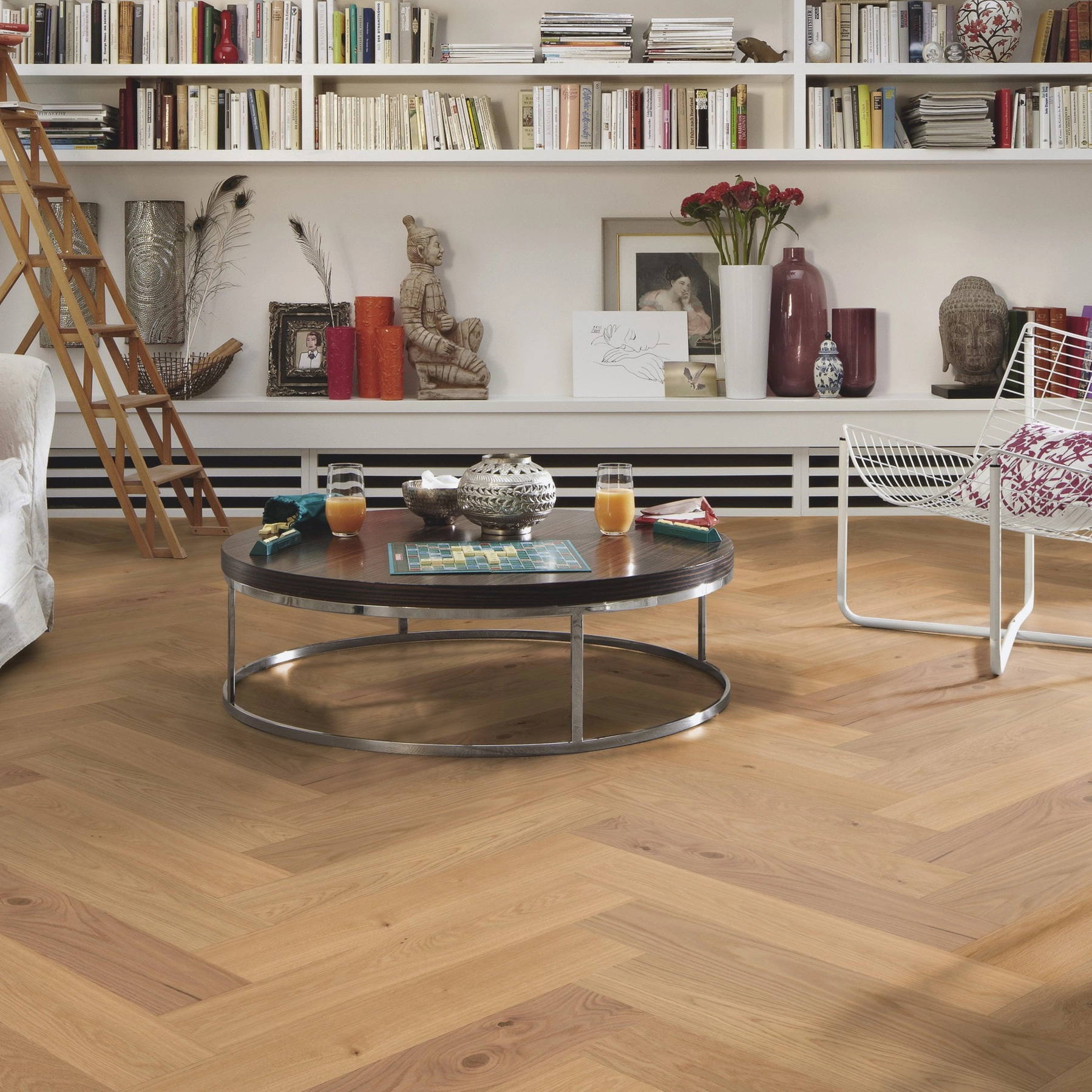 Milieubild Wohnzimmer mit großem Bücherregal - MEISTER Holzboden HS 500 Lindura Eiche classic Milieubild Wohnzimmer mit großem Bücherregal - MEISTER 500010-0700140-08925