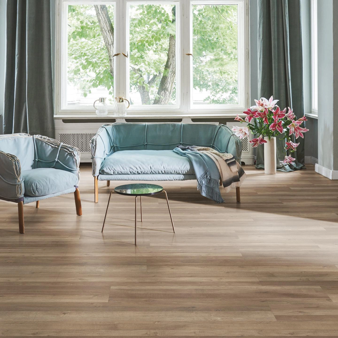 Milieubild Wohnzimmer in Stadtwohnung - Parador HDF Klick-Designboden Modular ONE Eiche Linea natur Milieubild Wohnzimmer in Stadtwohnung - Parador 1744550