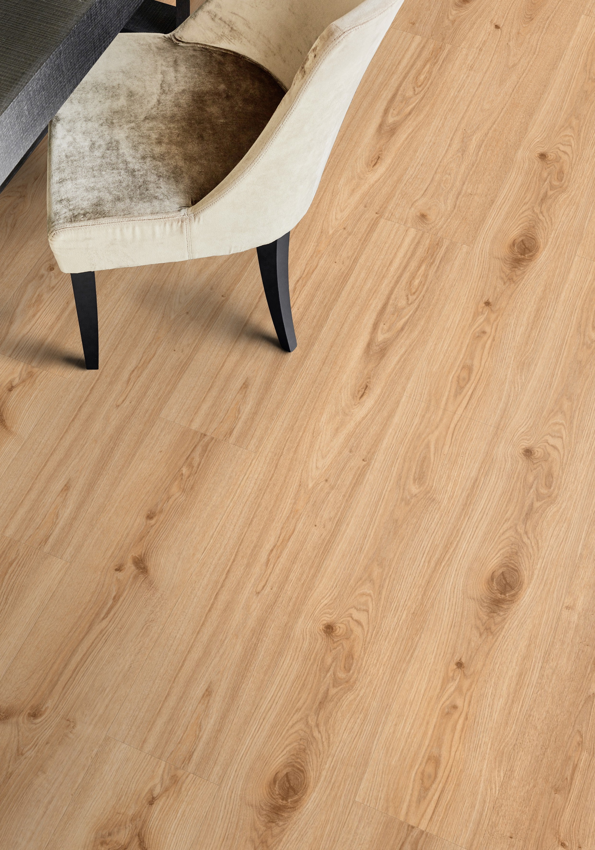 Milieubild Esszimmer - Draufsicht - Tarkett Klebe-Vinyl Essence 30 Primary Oak Light Brown Milieubild Esszimmer - Draufsicht - Tarkett 260055005