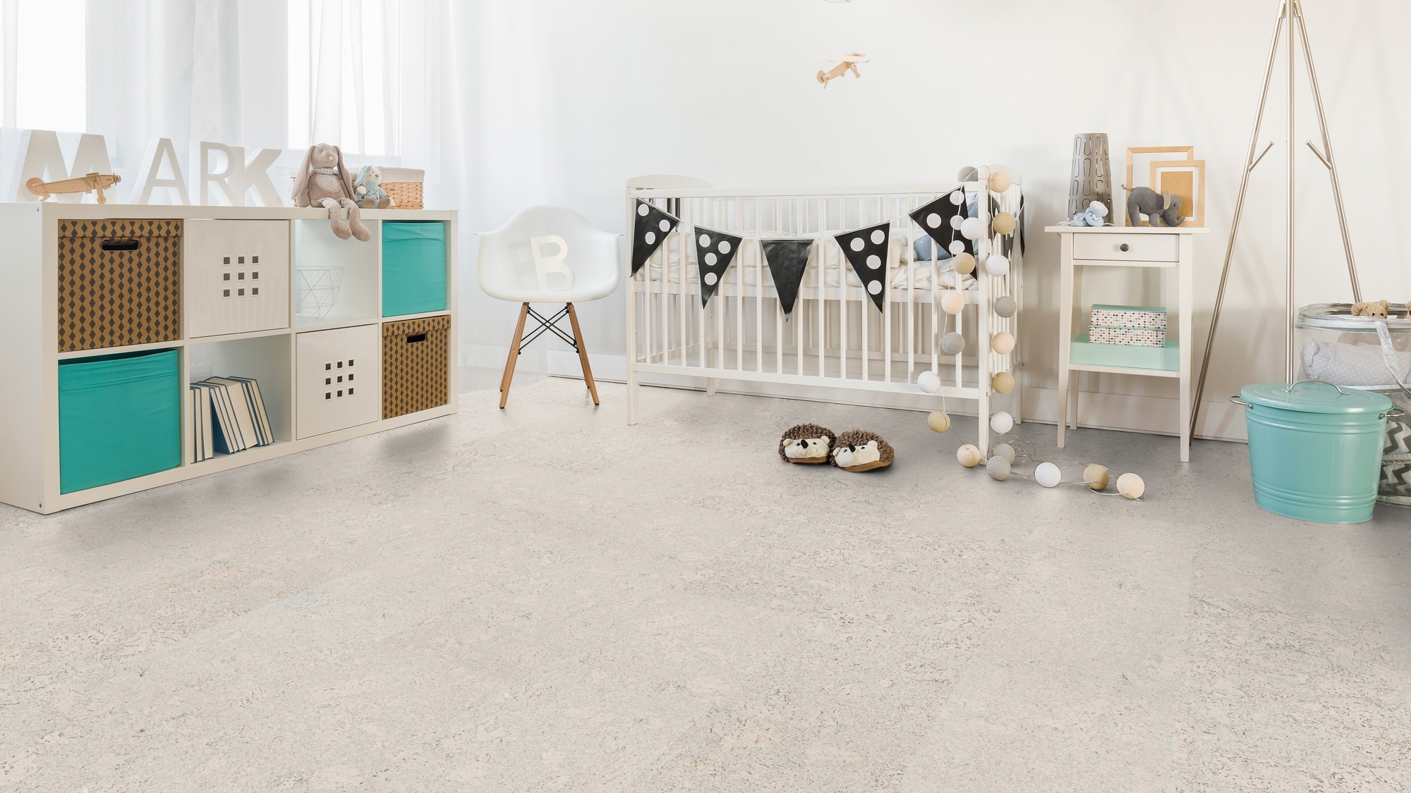 Milieubild Kinderzimmer mit weißer Krippe - Wicanders Wise HDF Klick-Korkboden cork Essence Personality Moonlight Milieubild Kinderzimmer mit weißer Krippe - Wicanders Wise 80002260