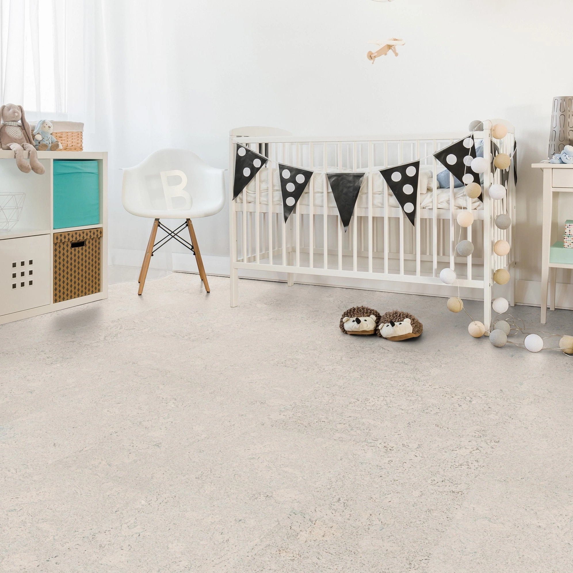 Milieubild Kinderzimmer mit weißer Krippe - Wicanders Wise HDF Klick-Korkboden cork Essence Personality Moonlight Milieubild Kinderzimmer mit weißer Krippe - Wicanders Wise 80002260