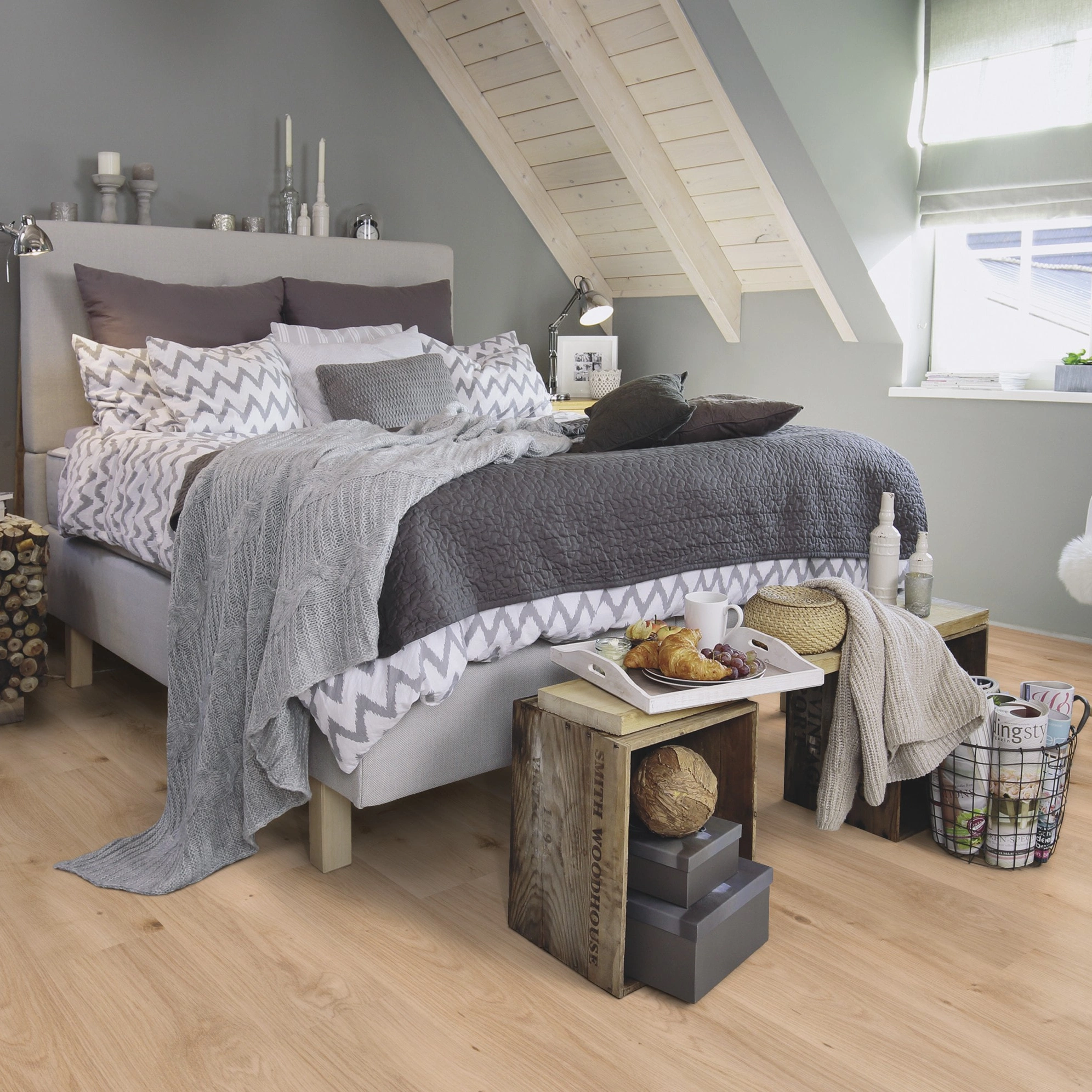 Milieubild Schlafzimmer im modernen Dachgeschoss - wineo Klebe-Bioboden PURLINE wineo 1000 wood L Intensive Oak Honey Milieubild Schlafzimmer im modernen Dachgeschoss - wineo PL299R