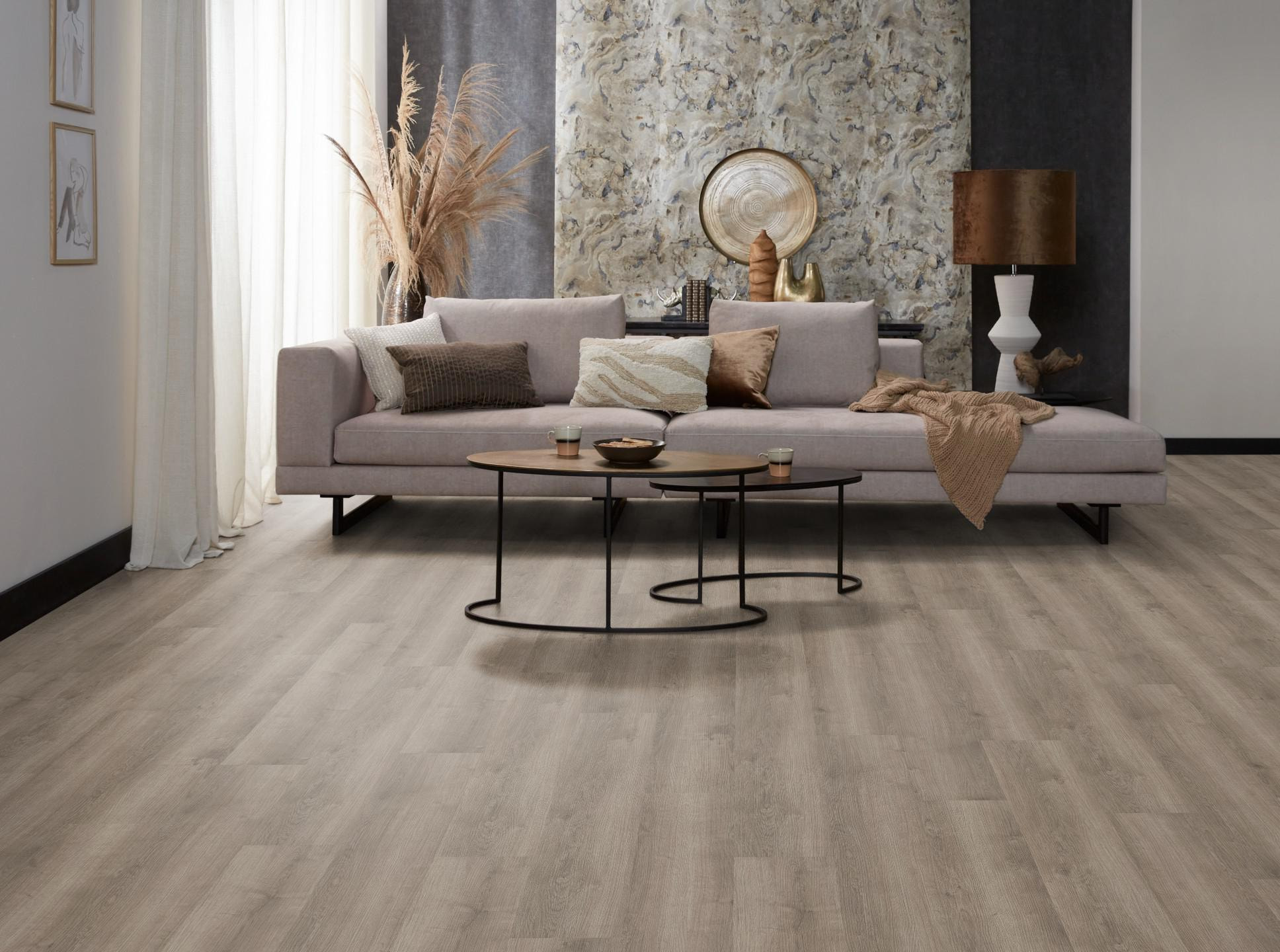 Milieubild Modernes, freundliches Wohnzimmer mit Sofa und Wandtapete - nexflor Rigid Klick-Vinyl Apollo Click Collection Athens Oak Milieubild Modernes, freundliches Wohnzimmer mit Sofa und Wandtapete - nexflor NXF-60030-001