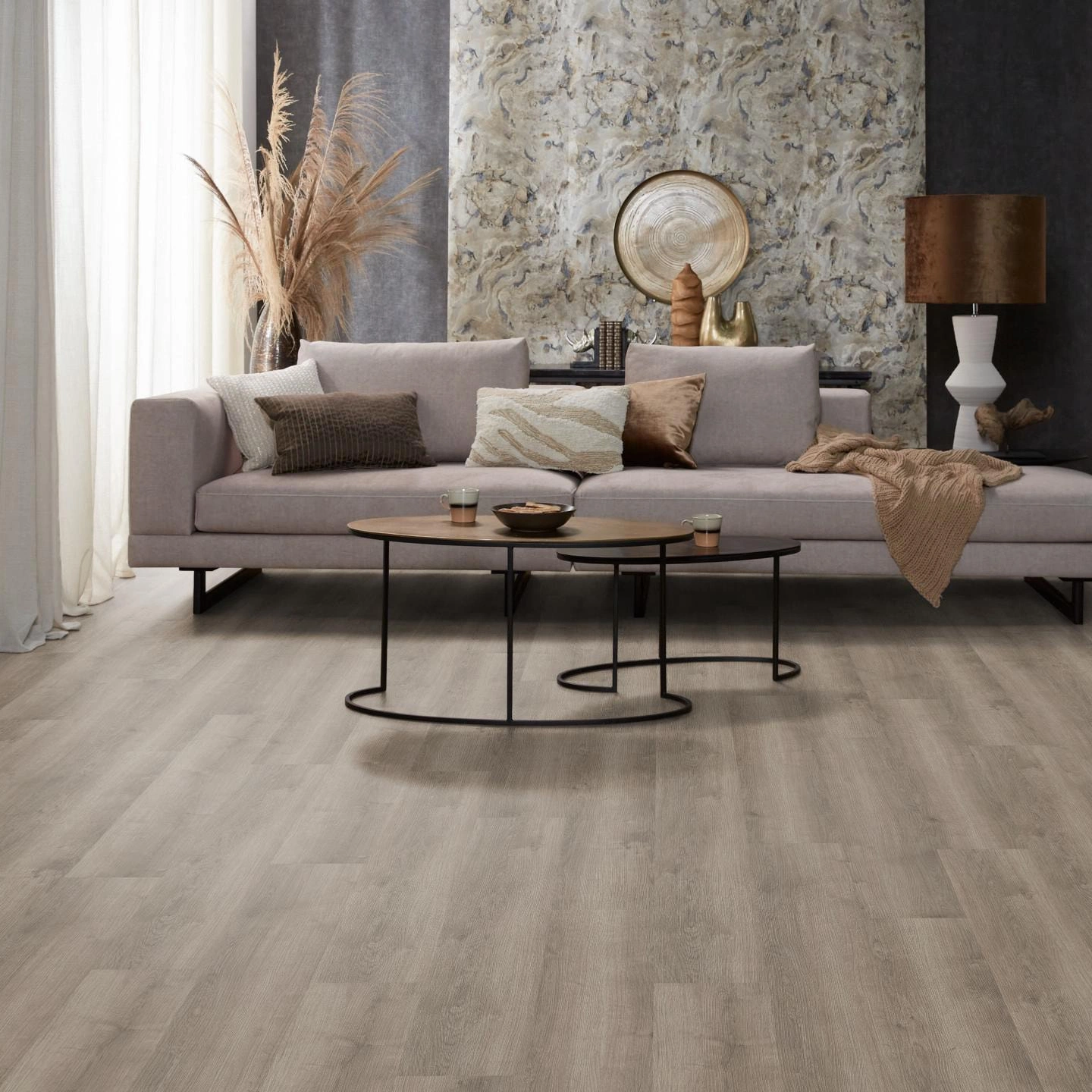 Milieubild Modernes, freundliches Wohnzimmer mit Sofa und Wandtapete - nexflor Rigid Klick-Vinyl Apollo Click Collection Athens Oak Milieubild Modernes, freundliches Wohnzimmer mit Sofa und Wandtapete - nexflor NXF-60030-001