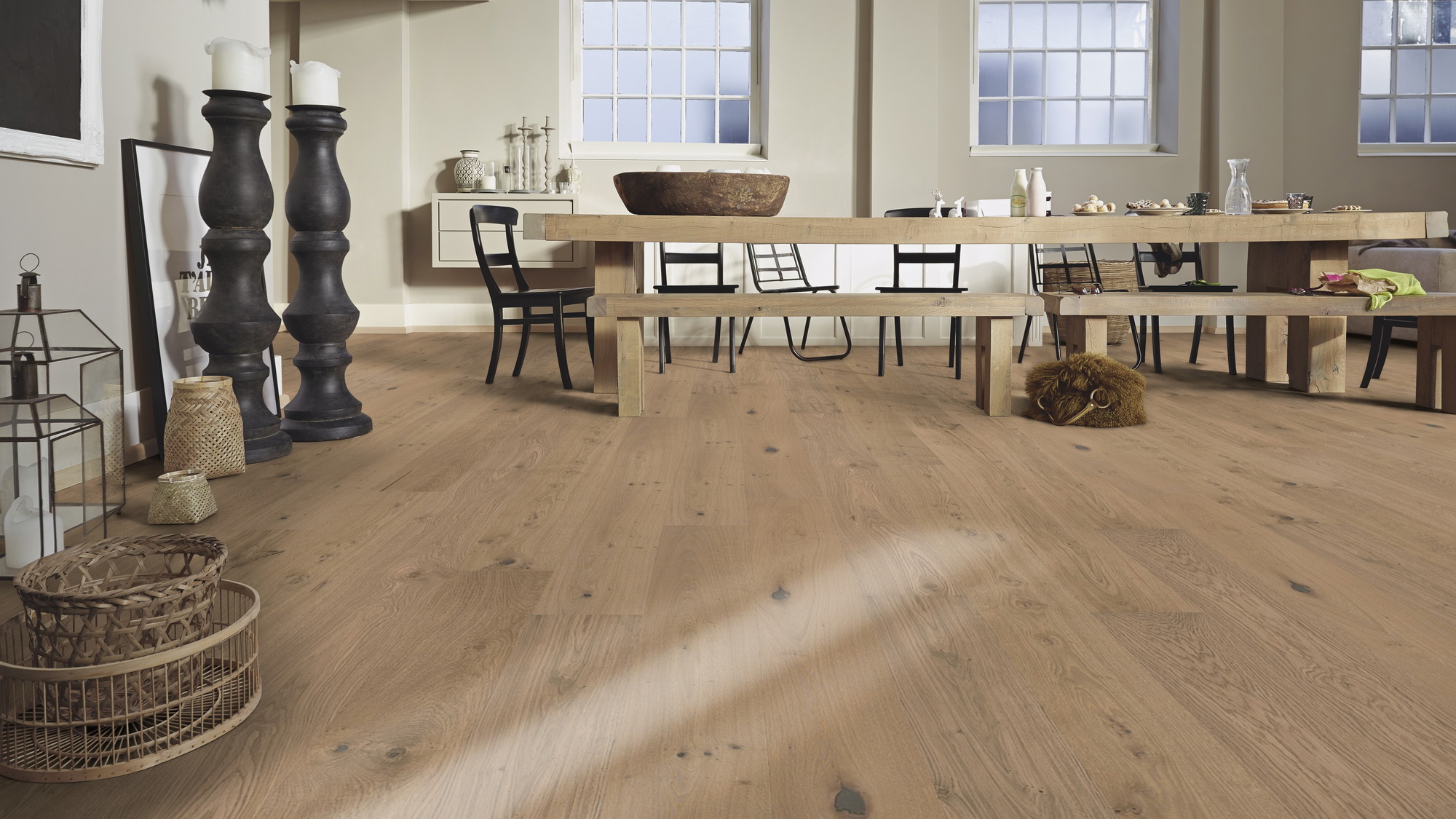 Milieubild Esszimmer mit großem Tisch - MEISTER Furnierboden HD 100 Natureflex Eiche auth greige pure Milieubild Esszimmer mit großem Tisch - MEISTER 500139-2200210-20018