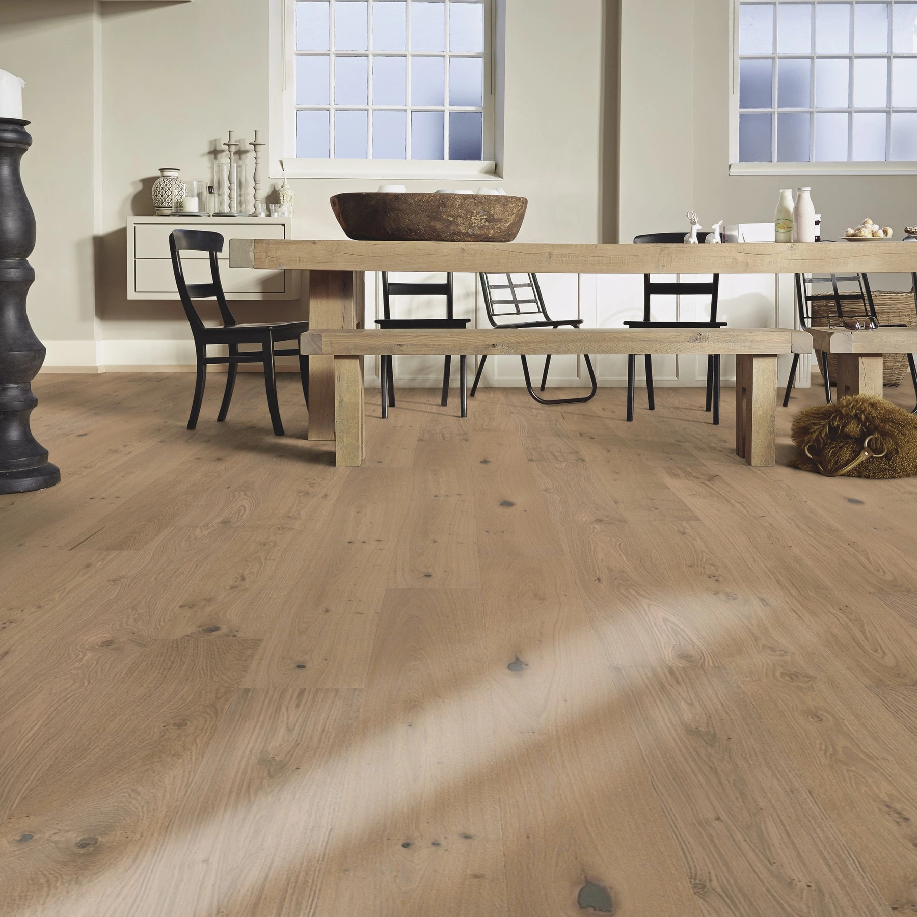 Milieubild Esszimmer mit großem Tisch - MEISTER Furnierboden HD 100 Natureflex Eiche auth greige pure Milieubild Esszimmer mit großem Tisch - MEISTER 500139-2200210-20018