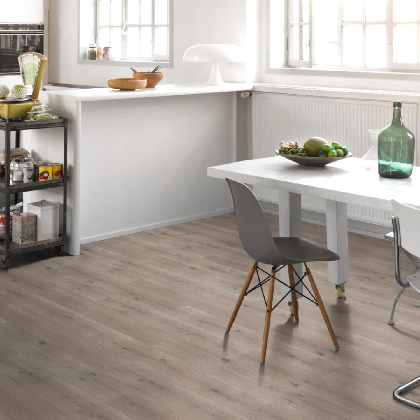 Milieubild Küche mit Essbereich - Parador HDF Klick-Designboden Modular ONE Eiche Urban grau Milieubild Küche mit Essbereich - Parador 1730771