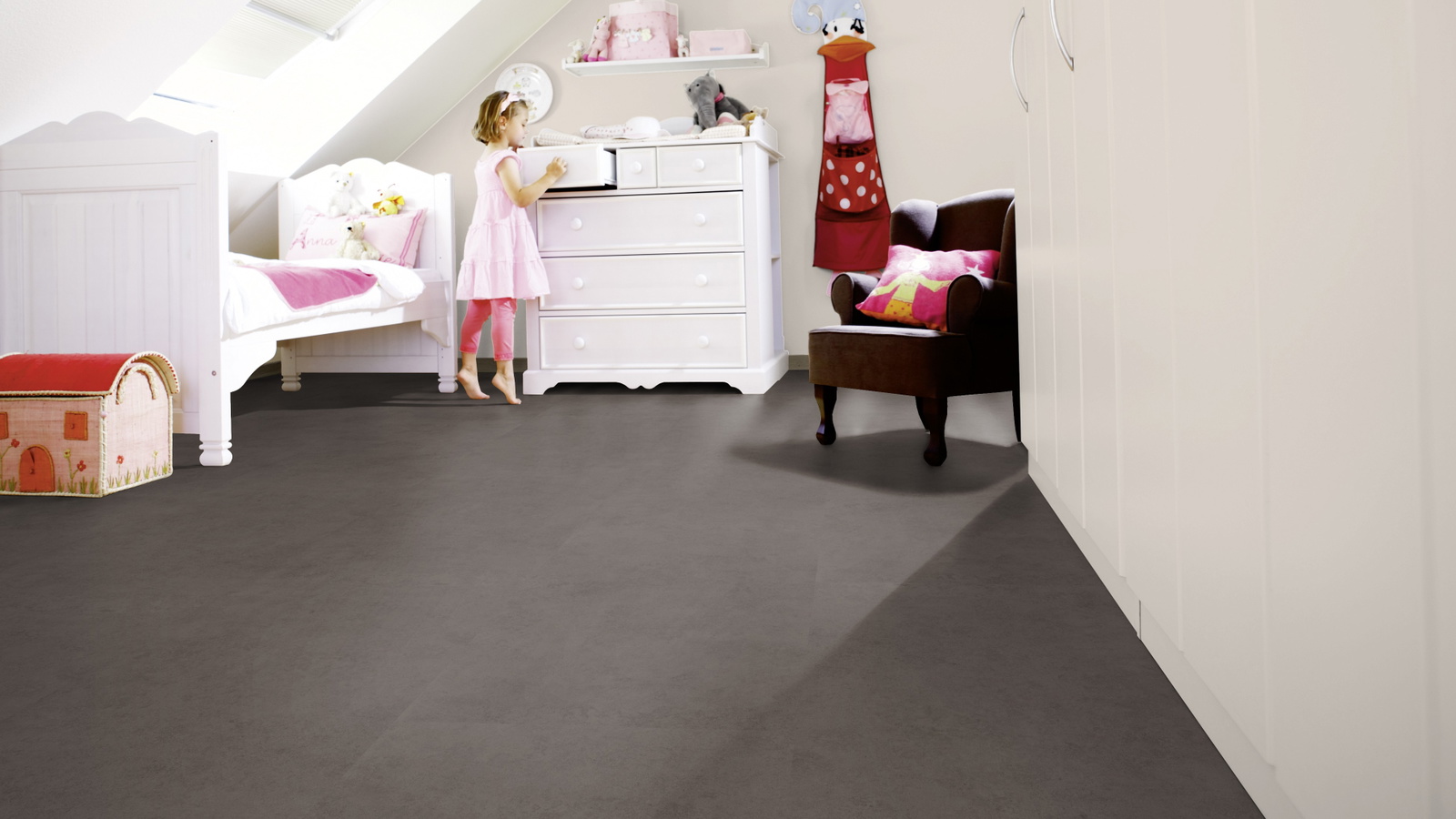 Milieubild Kinderzimmer mit weißer Kommode - wineo PL118R