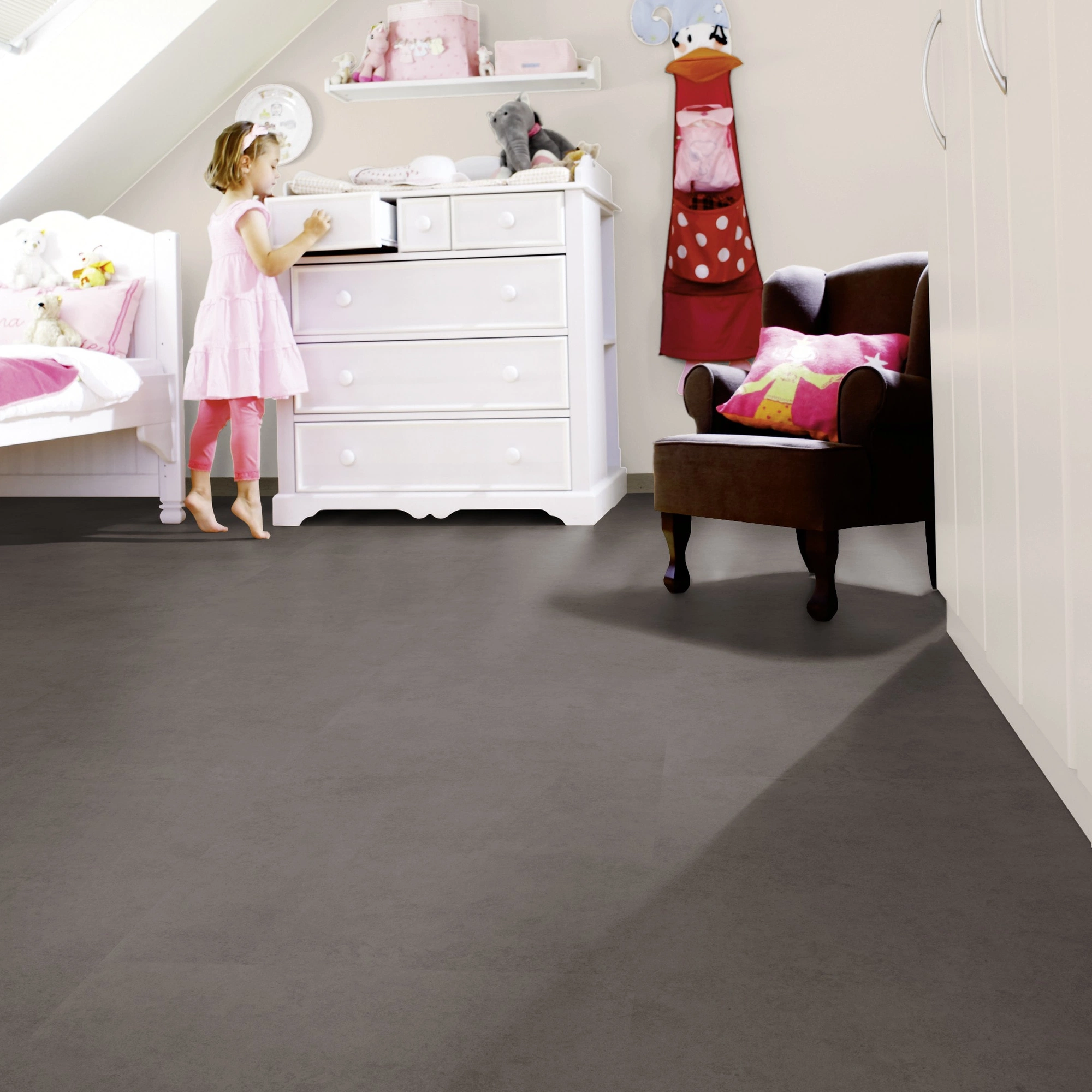 Milieubild Kinderzimmer mit weißer Kommode - wineo Klebe-Bioboden PURLINE wineo 1200 stone XL Presenting Karl Milieubild Kinderzimmer mit weißer Kommode - wineo PL118R