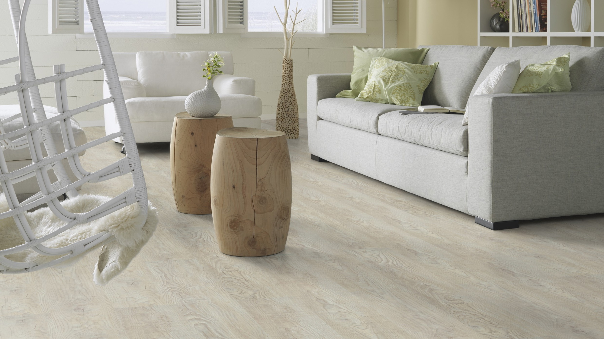 Milieubild Modernes, freundliches Wohnzimmer mit Sofa - Forbo Flooring Klebe-Vinyl Enduro Dryback Wood White Pine Milieubild Modernes, freundliches Wohnzimmer mit Sofa - Forbo Flooring 217633
