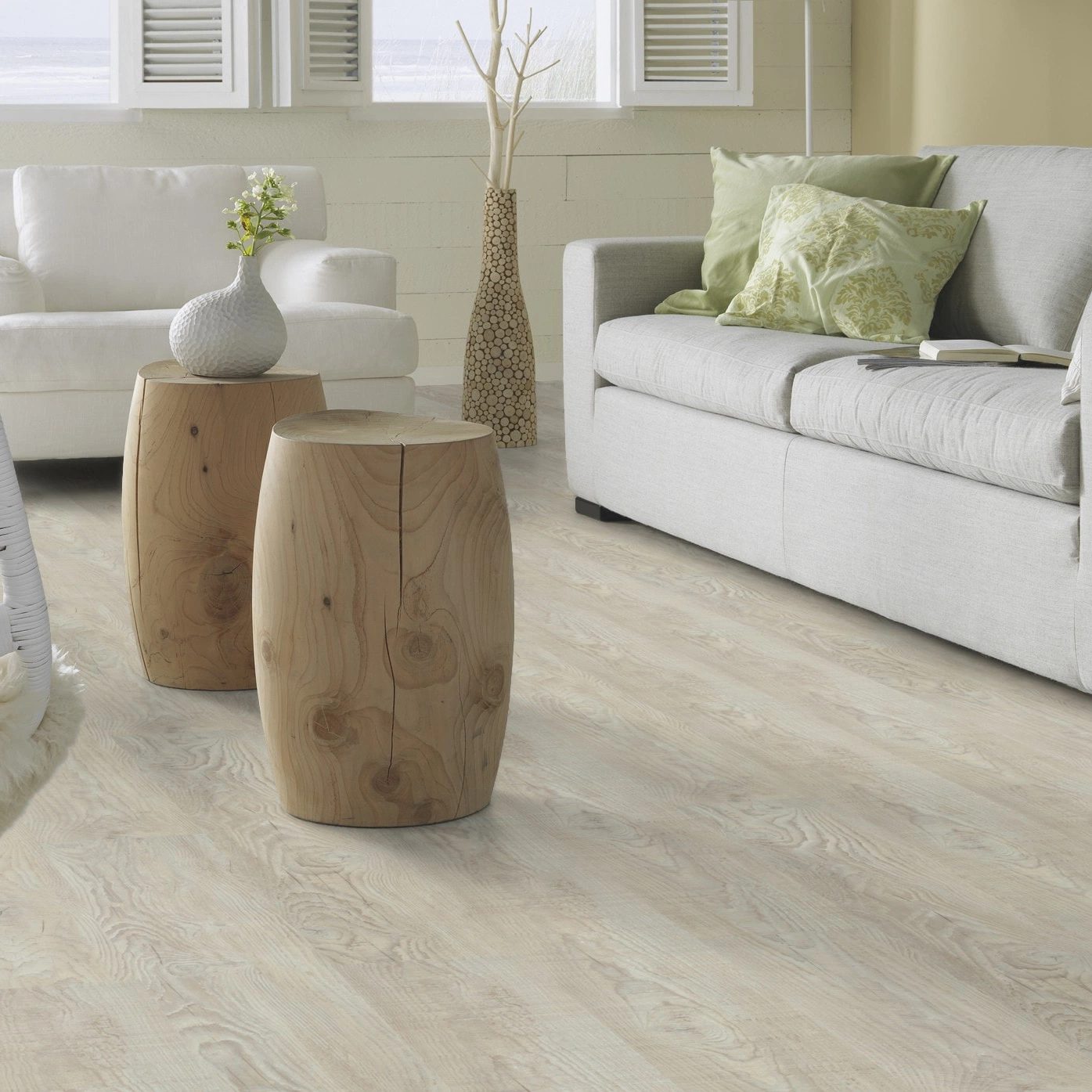 Milieubild Modernes, freundliches Wohnzimmer mit Sofa - Forbo Flooring Klebe-Vinyl Enduro Dryback Wood White Pine Milieubild Modernes, freundliches Wohnzimmer mit Sofa - Forbo Flooring 217633