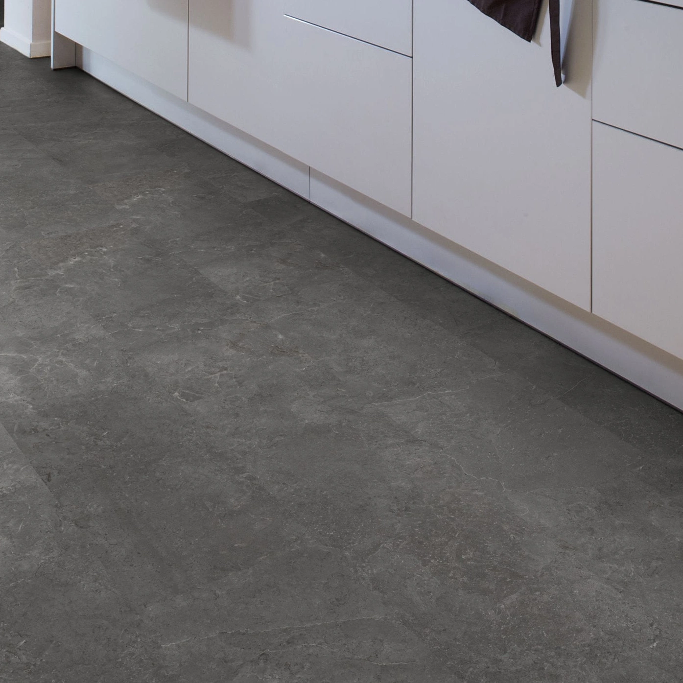 Milieubild Esszimmer mit Küchenblock - Wicanders Wise HDF Klick-Designboden stone Natural Minimal Stone Milieubild Esszimmer mit Küchenblock - Wicanders Wise 80003892