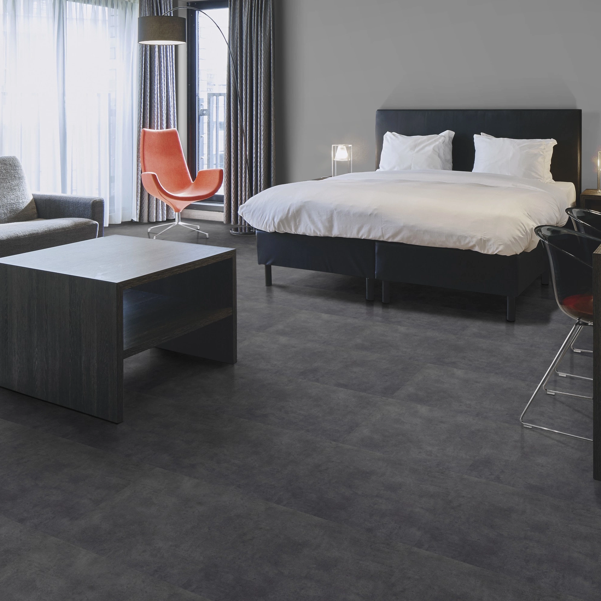 Milieubild Hotelzimmer mit Kingsize-Bett - Forbo Flooring Klebe-Vinyl Allura Dryback 0.55 Material Charcoal Concrete Milieubild Hotelzimmer mit Kingsize-Bett - Forbo Flooring 220184