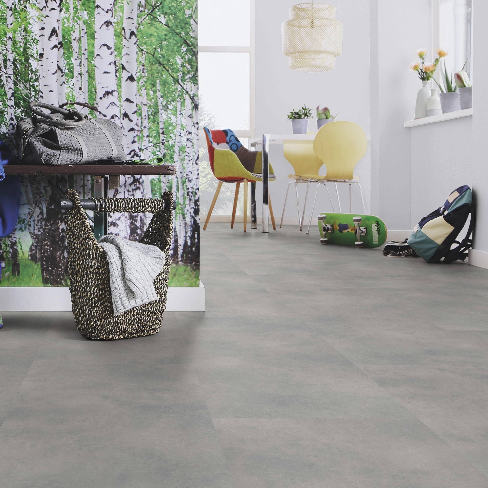 Milieubild Esszimmer mit Flur und Sitzbank - wineo Klebe-Bioboden PURLINE wineo 1500 stone XL Loft Concrete Grey Milieubild Esszimmer mit Flur und Sitzbank - wineo PL15401SXL