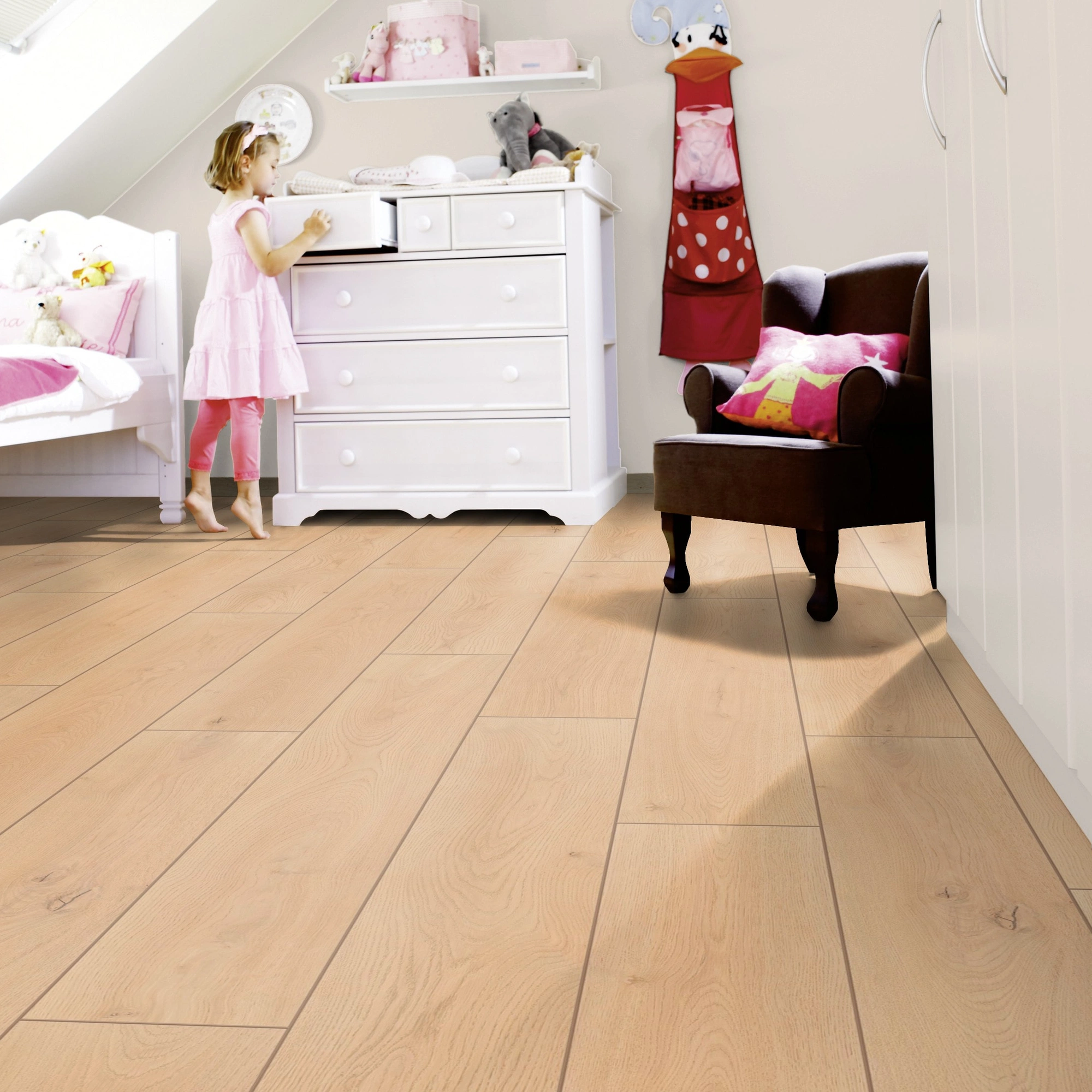 Milieubild Kinderzimmer mit weißer Kommode - wineo HDF Klick-Bioboden PURLINE wineo 1000 wood XL Noble Oak Vanilla Milieubild Kinderzimmer mit weißer Kommode - wineo MLP310R