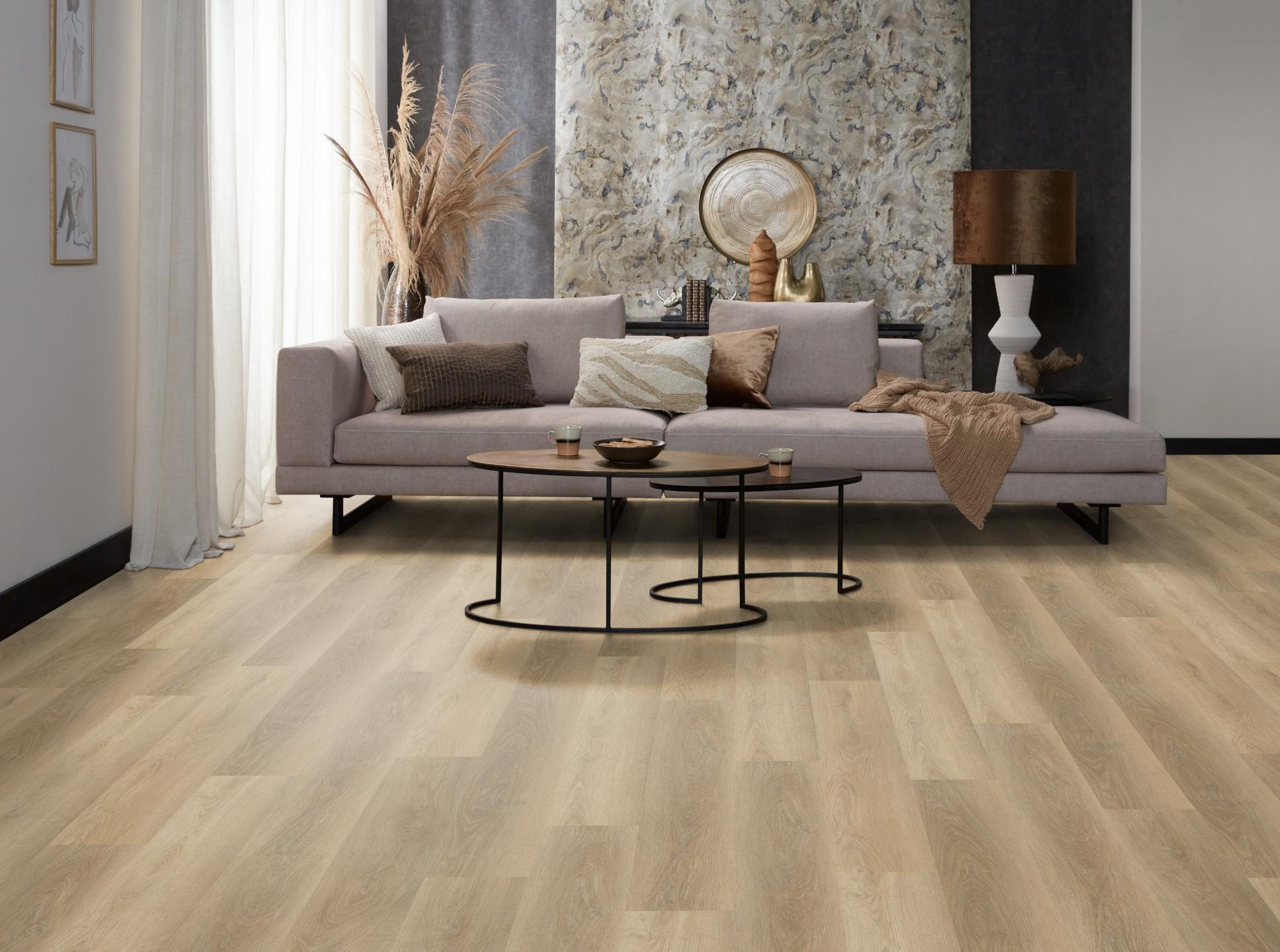Milieubild Modernes, freundliches Wohnzimmer mit Sofa und Wandtapete - nexflor Rigid Klick-Vinyl Apollo Click Collection Thebes Oak Milieubild Modernes, freundliches Wohnzimmer mit Sofa und Wandtapete - nexflor NXF-60030-013