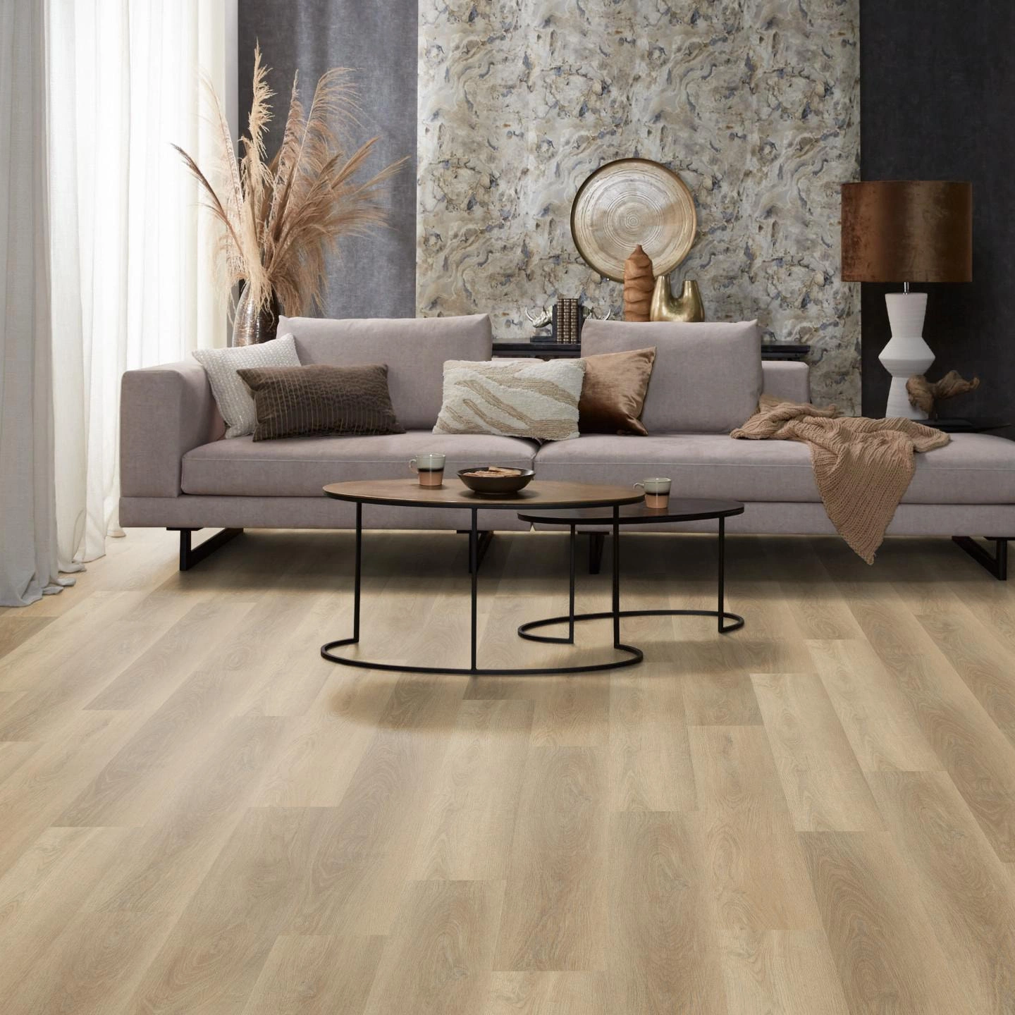 Milieubild Modernes, freundliches Wohnzimmer mit Sofa und Wandtapete - nexflor Rigid Klick-Vinyl Apollo Click Collection Thebes Oak Milieubild Modernes, freundliches Wohnzimmer mit Sofa und Wandtapete - nexflor NXF-60030-013