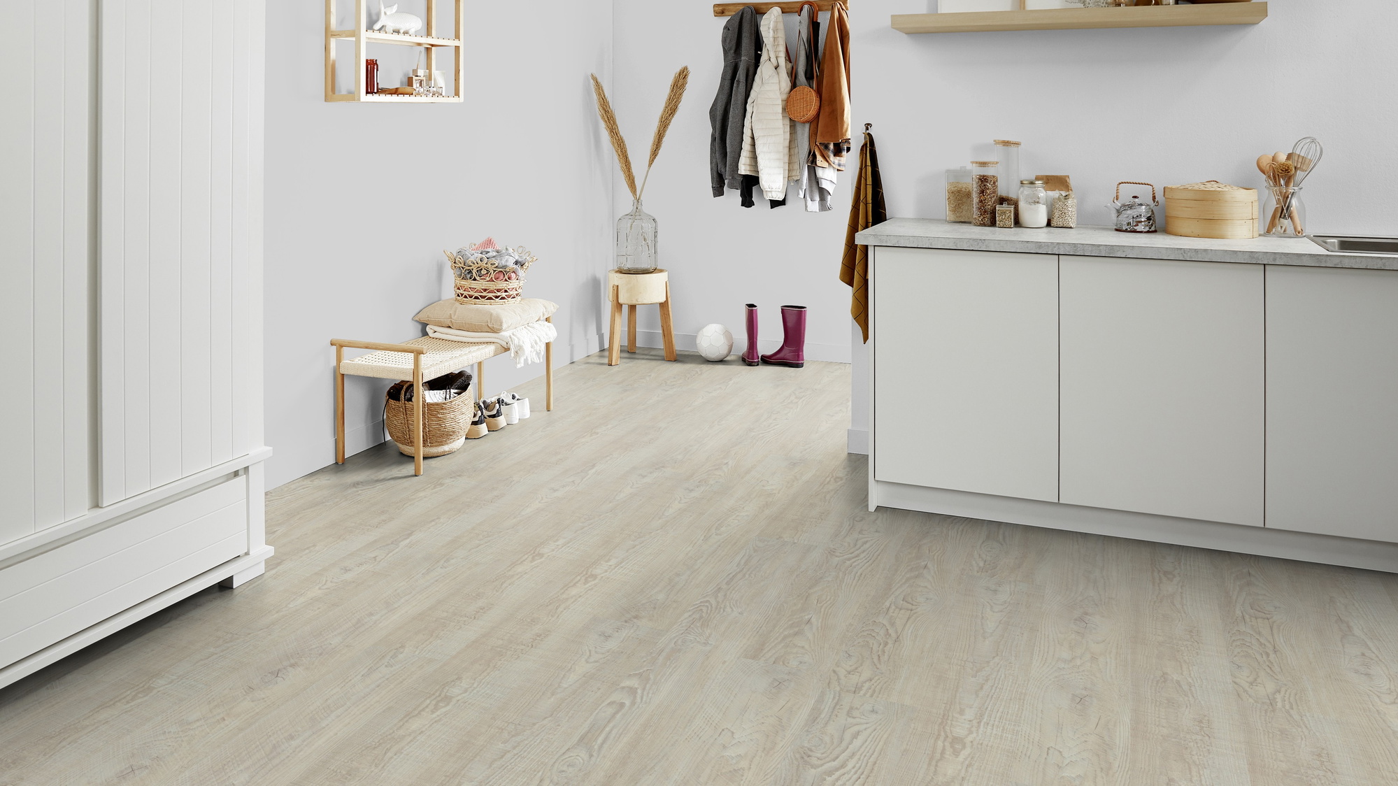 Milieubild Kompakte Küchenzeile im offenen Wohnbereich - Forbo Flooring Klebe-Vinyl Enduro Dryback Wood White Pine Milieubild Kompakte Küchenzeile im offenen Wohnbereich - Forbo Flooring 217633