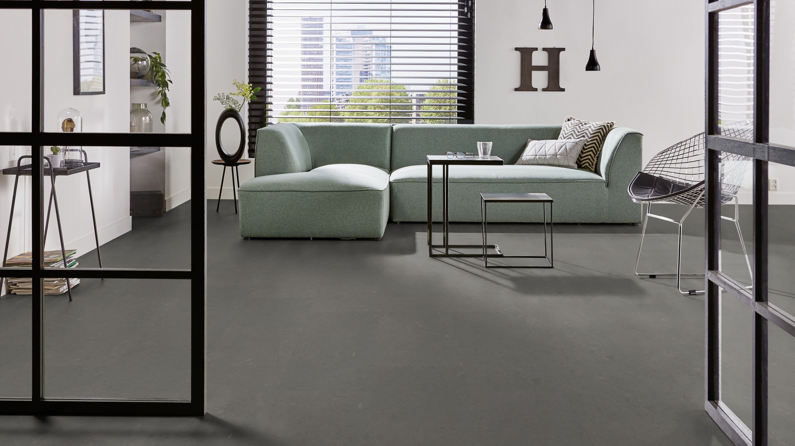 Milieubild Modernes Wohnzimmer mit mintgrünem Sofa - Forbo Flooring 176477