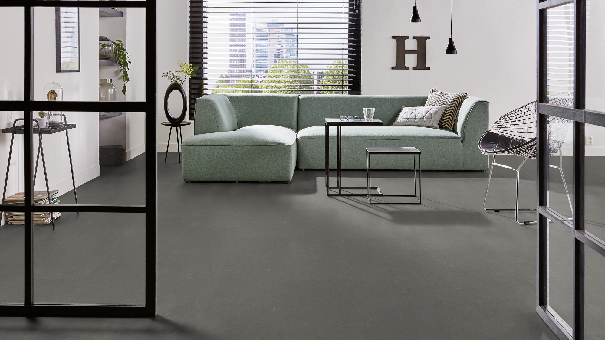 Milieubild Modernes Wohnzimmer mit mintgrünem Sofa - Forbo Flooring Marmoleum Click Nebula Milieubild Modernes Wohnzimmer mit mintgrünem Sofa - Forbo Flooring 176477