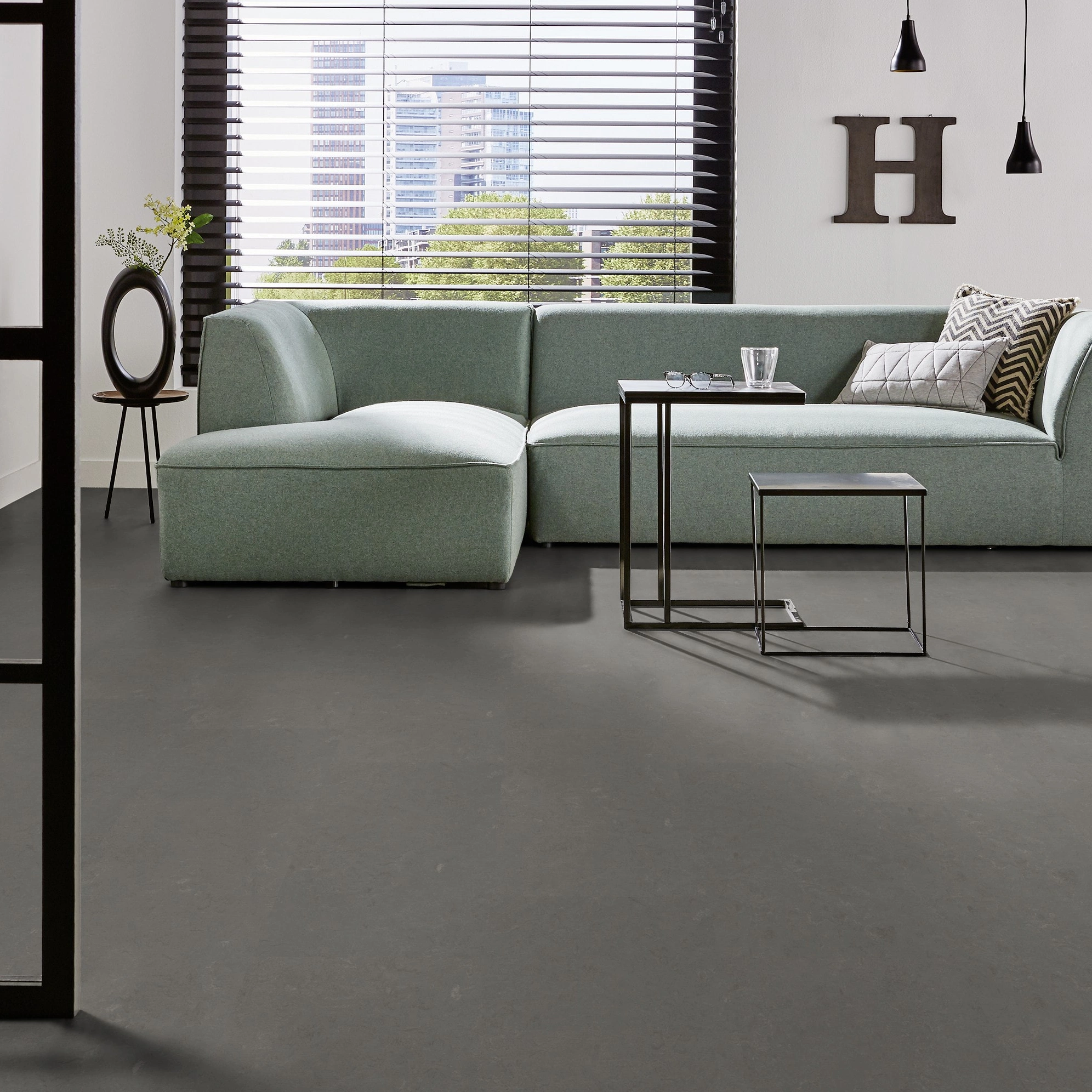 Milieubild Modernes Wohnzimmer mit mintgrünem Sofa - Forbo Flooring Marmoleum Click Nebula Milieubild Modernes Wohnzimmer mit mintgrünem Sofa - Forbo Flooring 176477