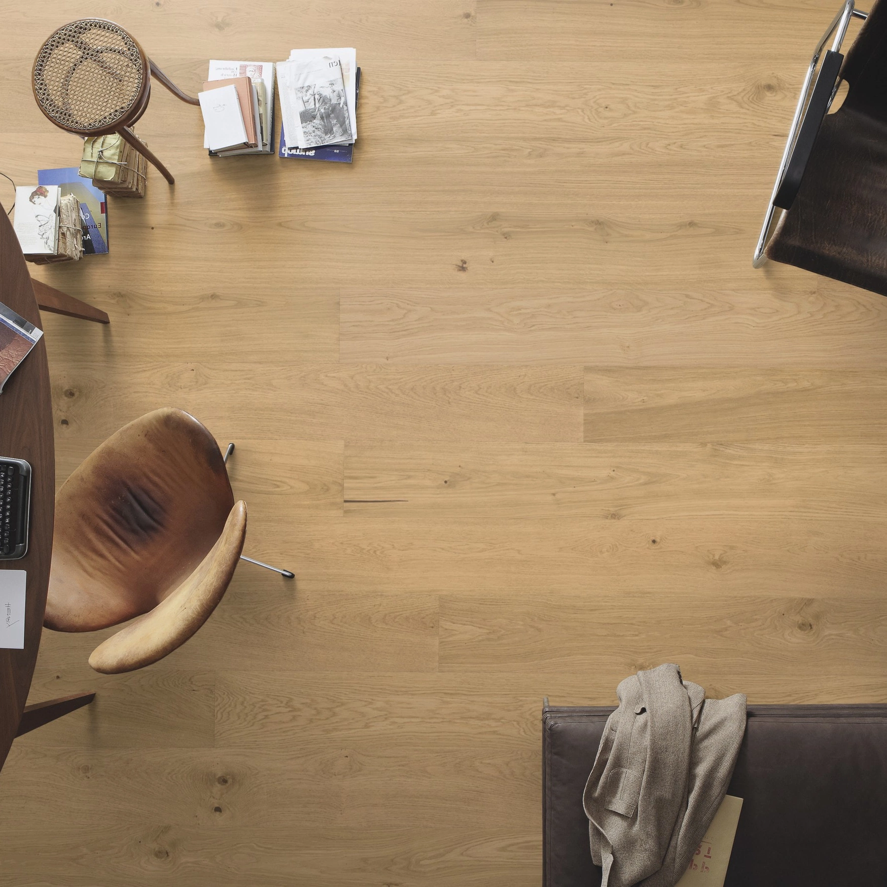Milieubild Büro mit ovalem Tisch - Draufsicht - MEISTER Furnierboden HD 100 Natureflex Eiche lebhaft creme Milieubild Büro mit ovalem Tisch - Draufsicht - MEISTER 500139-2200210-20015