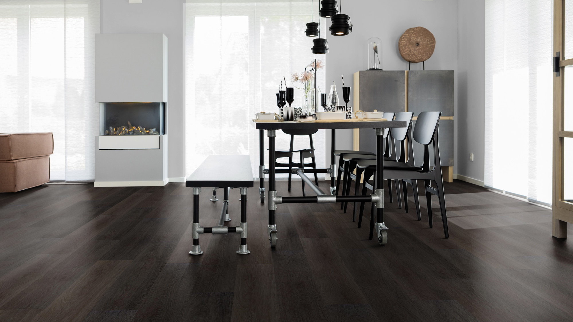 Milieubild Esszimmer mit Kamin - wineo Klick-Bioboden PURLINE wineo 1000 wood L Soft Oak Pepper Milieubild Esszimmer mit Kamin - wineo PLC304R