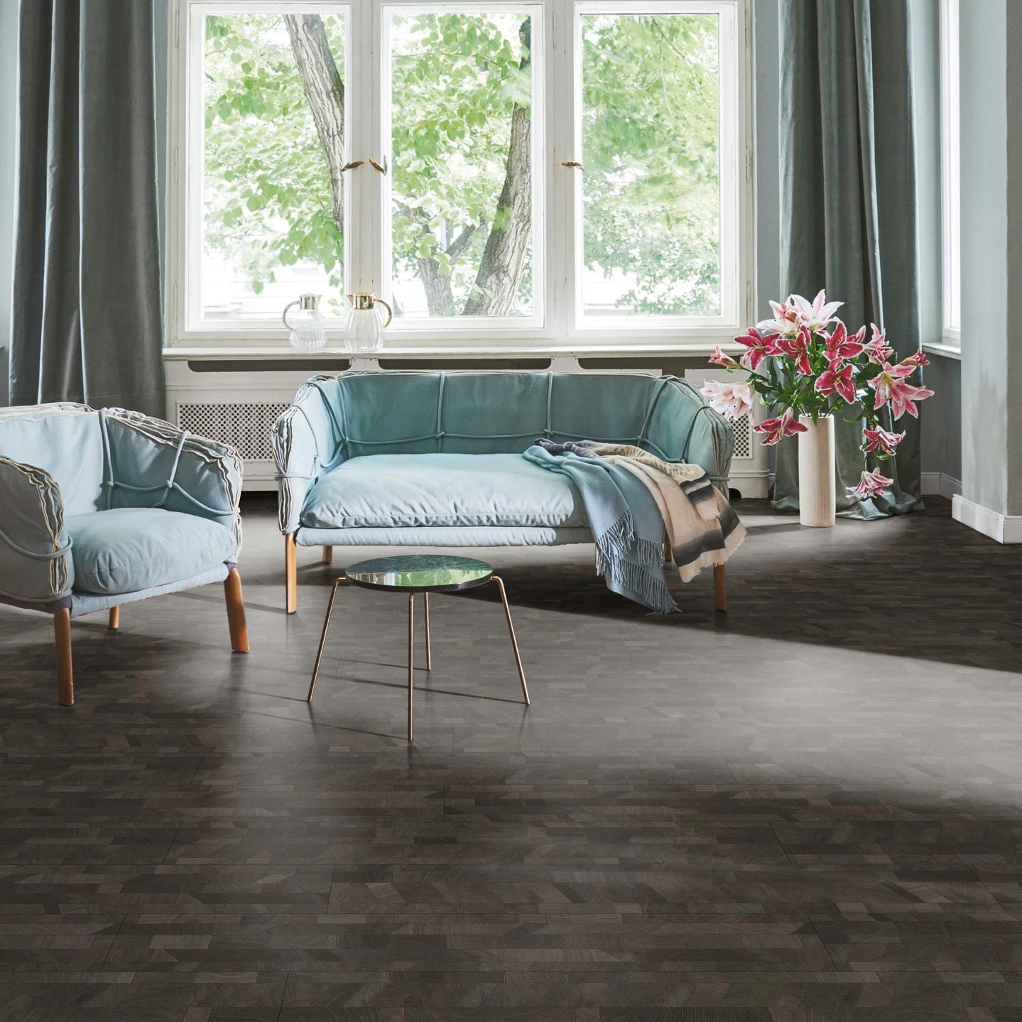 Milieubild Wohnzimmer in Stadtwohnung - Parador HDF Klick-Designboden Modular ONE Cross Cut black Milieubild Wohnzimmer in Stadtwohnung - Parador 1744553