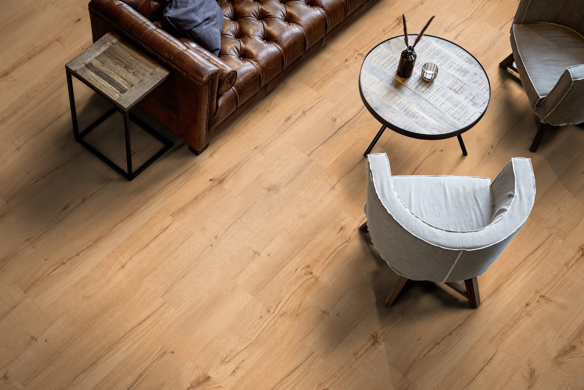 Milieubild Wohnzimmer mit Ledersofa - Blick von oben - ter Hürne Klebe-Designboden Avatara Pro Classic Edition Eiche Kuma Milieubild Wohnzimmer mit Ledersofa - Blick von oben - ter Hürne 1101270102