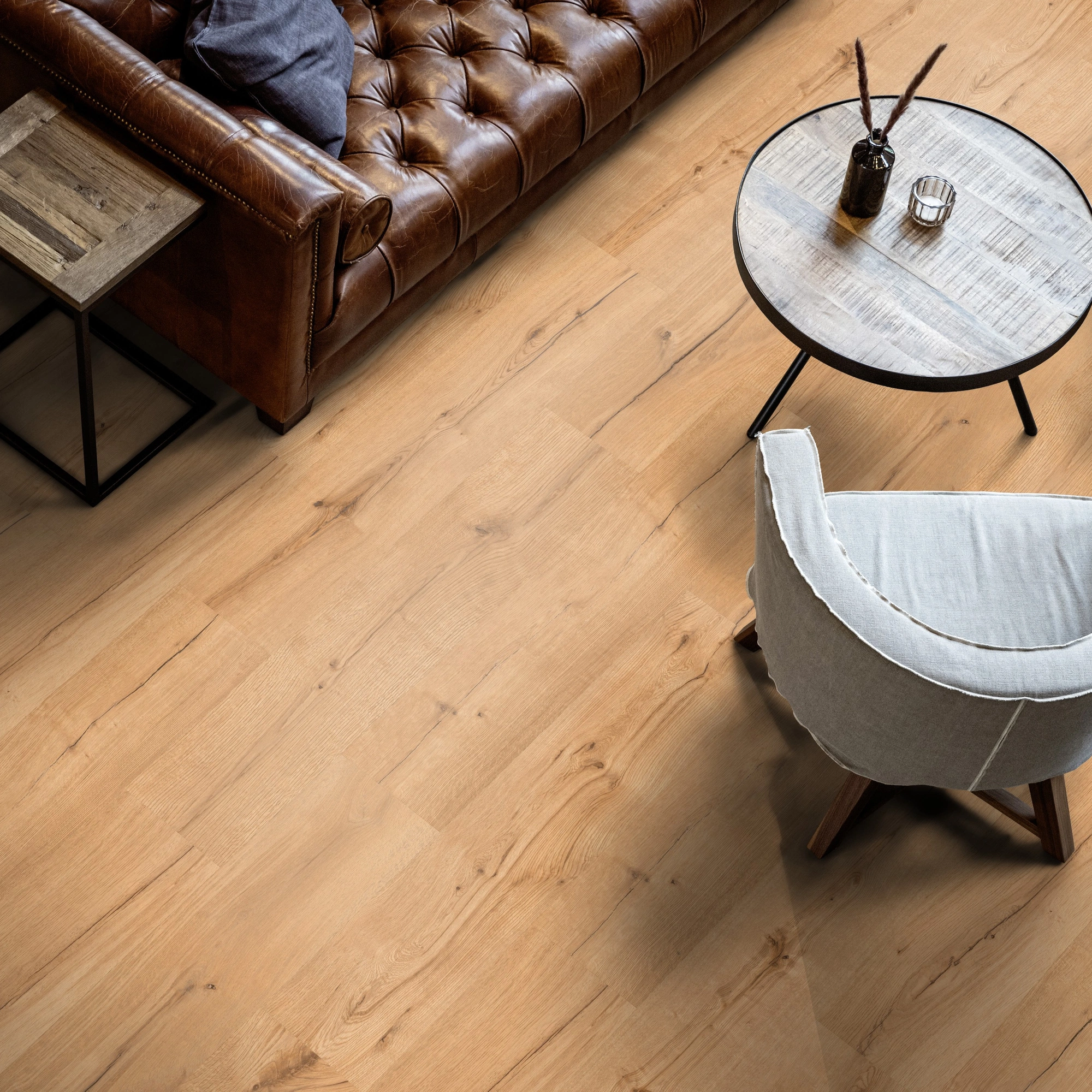 Milieubild Wohnzimmer mit Ledersofa - Blick von oben - ter Hürne Klebe-Designboden Avatara Pro Classic Edition Eiche Kuma Milieubild Wohnzimmer mit Ledersofa - Blick von oben - ter Hürne 1101270102