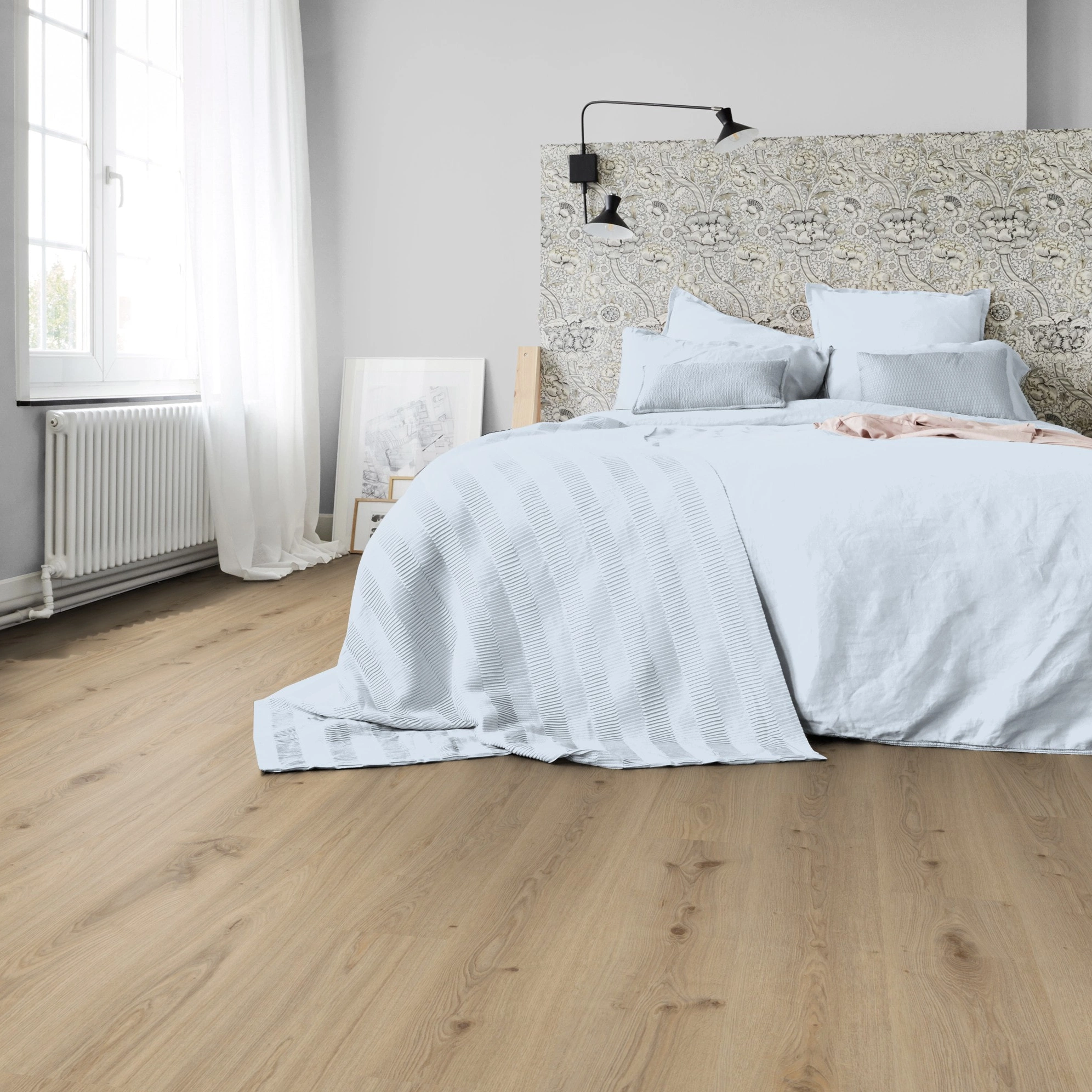 Milieubild Schlafzimmer in Stadtwohnung - Tarkett Klebe-Vinyl Essence 30 Primary Oak Natural Milieubild Schlafzimmer in Stadtwohnung - Tarkett 260055004