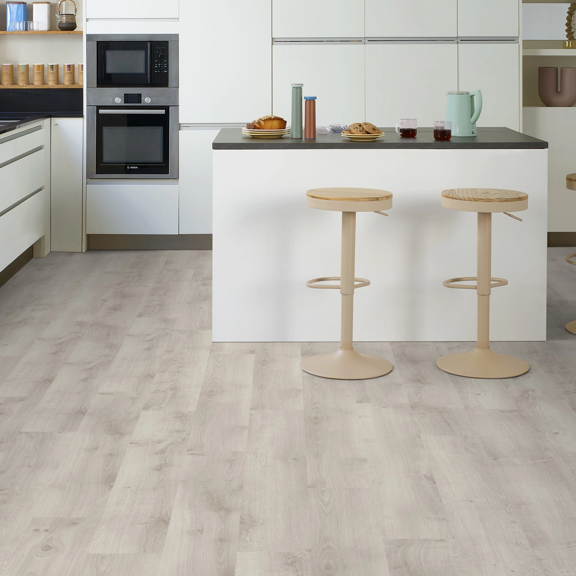 Milieubild Moderne Küche mit Küchenblock - Tarkett Klebe-Vinyl iD Inspiration 30 CLASSICS Rustic Oak Light Grey Milieubild Moderne Küche mit Küchenblock - Tarkett 24524026