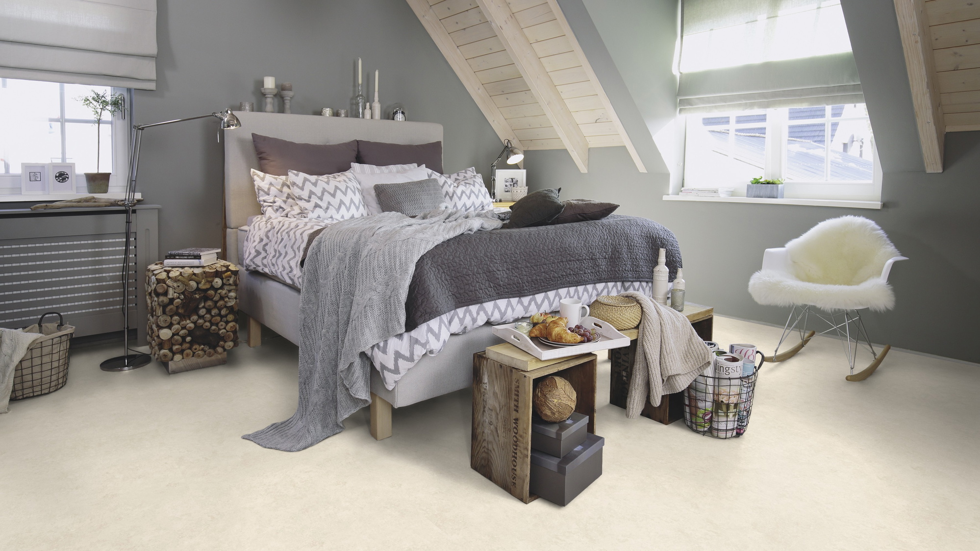 Milieubild Schlafzimmer im modernen Dachgeschoss - wineo Klebe-Bioboden PURLINE wineo 1200 stone XL This is Theo Milieubild Schlafzimmer im modernen Dachgeschoss - wineo PL115R