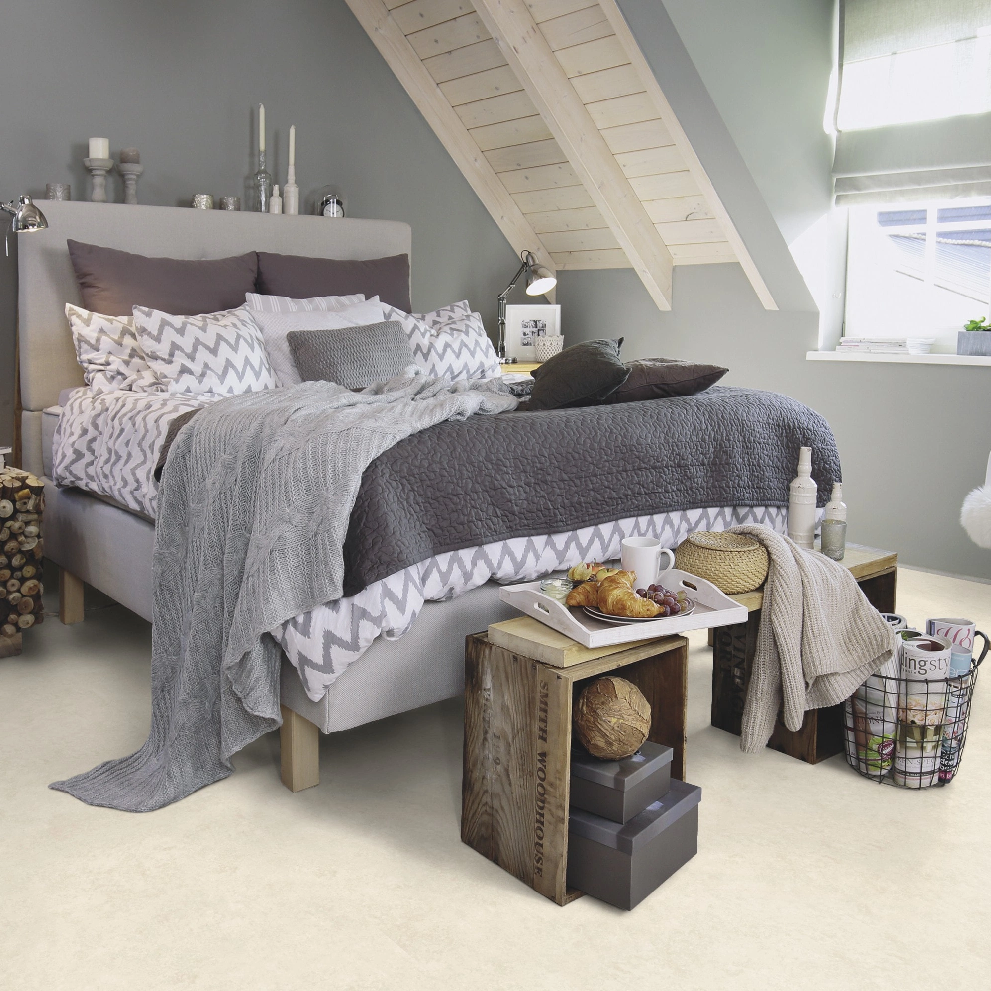 Milieubild Schlafzimmer im modernen Dachgeschoss - wineo Klebe-Bioboden PURLINE wineo 1200 stone XL This is Theo Milieubild Schlafzimmer im modernen Dachgeschoss - wineo PL115R