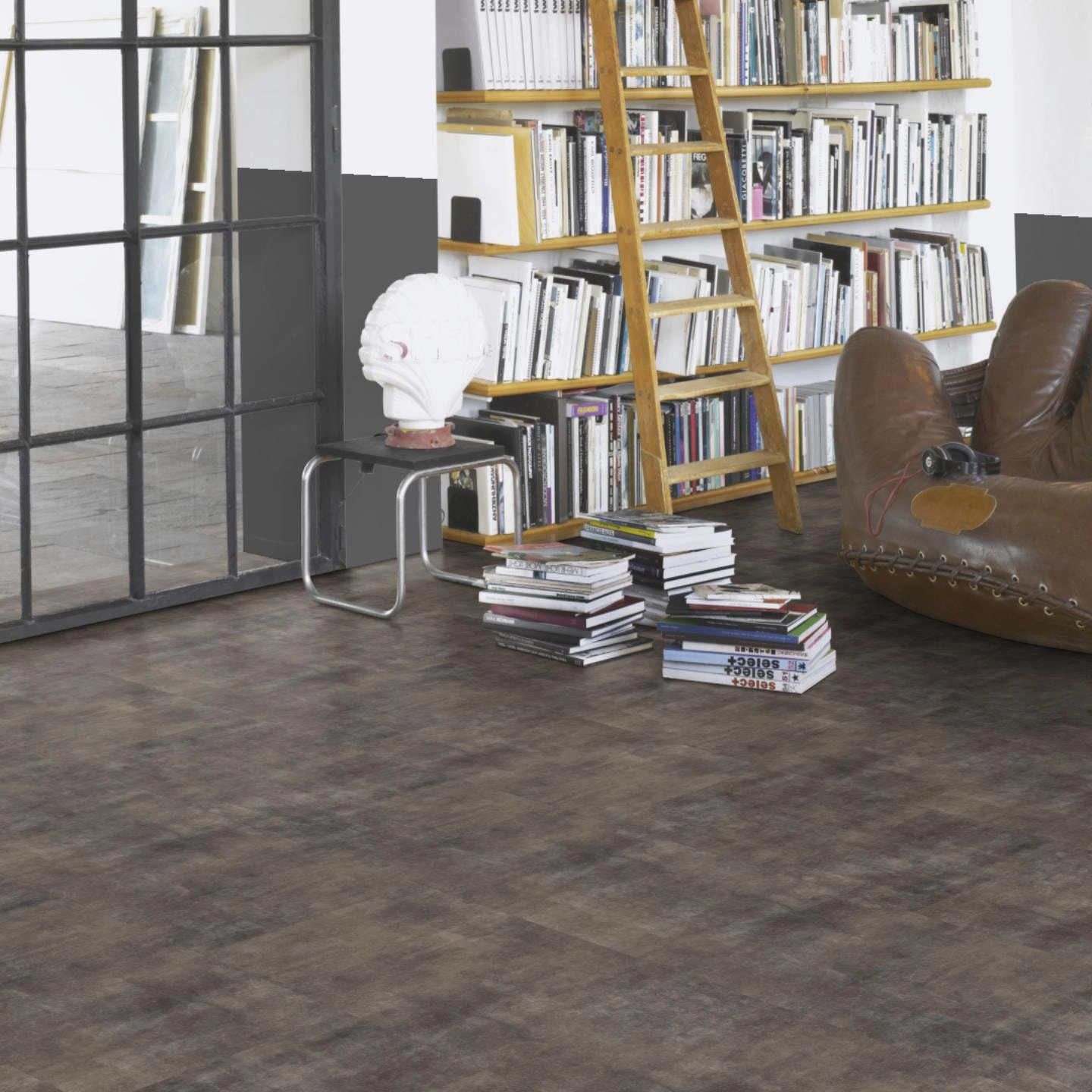 Milieubild Modernes Wohnzimmer mit Atelier - Parador Klebe-Vinyl Trendtime 5 Dryback Mineral black Milieubild Modernes Wohnzimmer mit Atelier - Parador 1750854