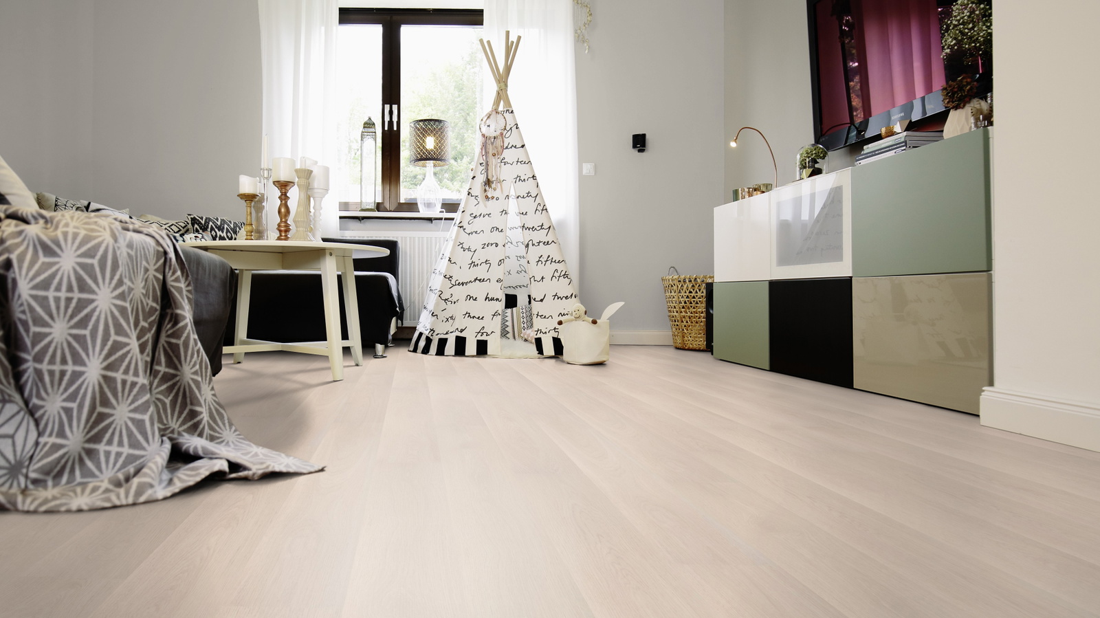 Milieubild Wohnzimmer mit Sideboard und Fernseher - wineo PLC295R