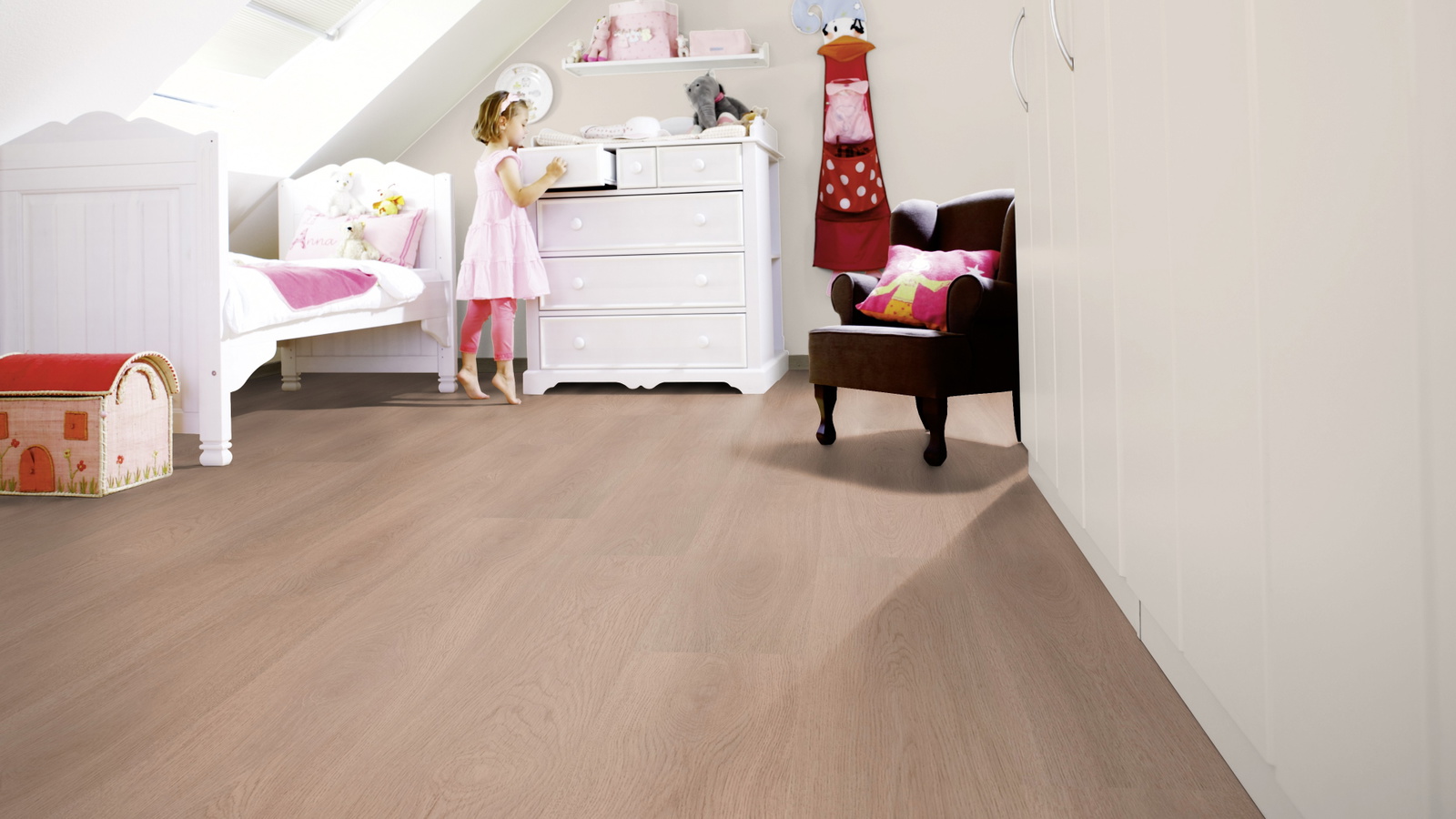 Milieubild Kinderzimmer mit weißer Kommode - wineo PL306R